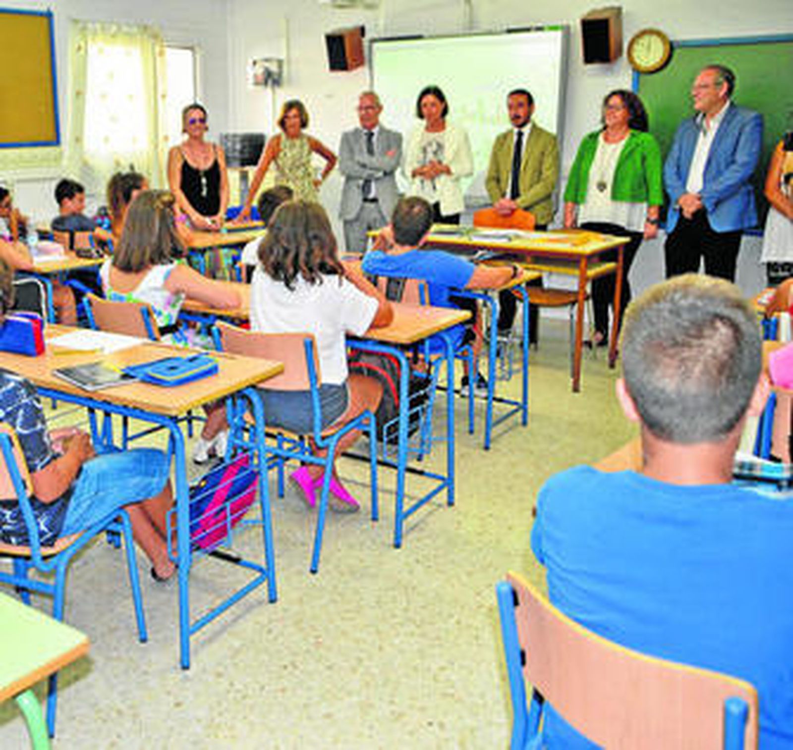 Cavada, López Gil y Belizón, ayer, en  una de las clases del CEIP Arquitecto Leoz.