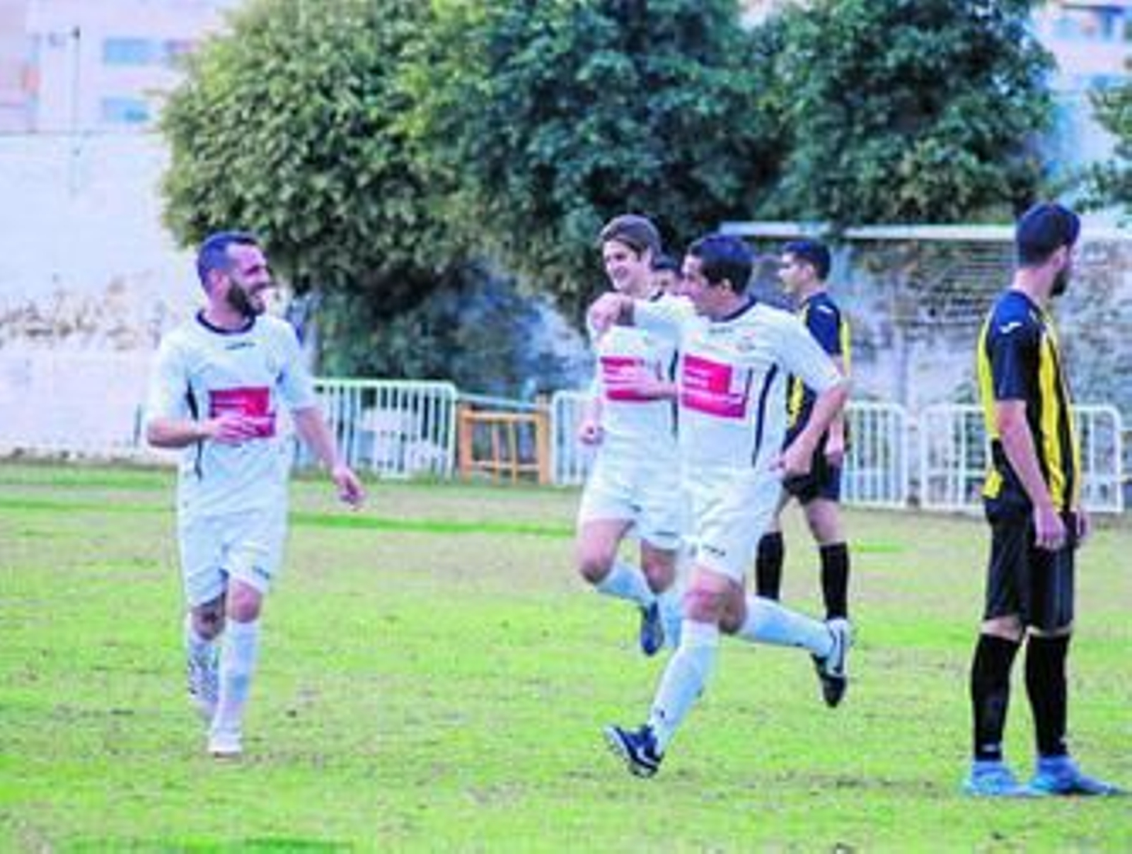 Adolfo celebra uno de sus goles ante el Viator en Las Chocillas.
