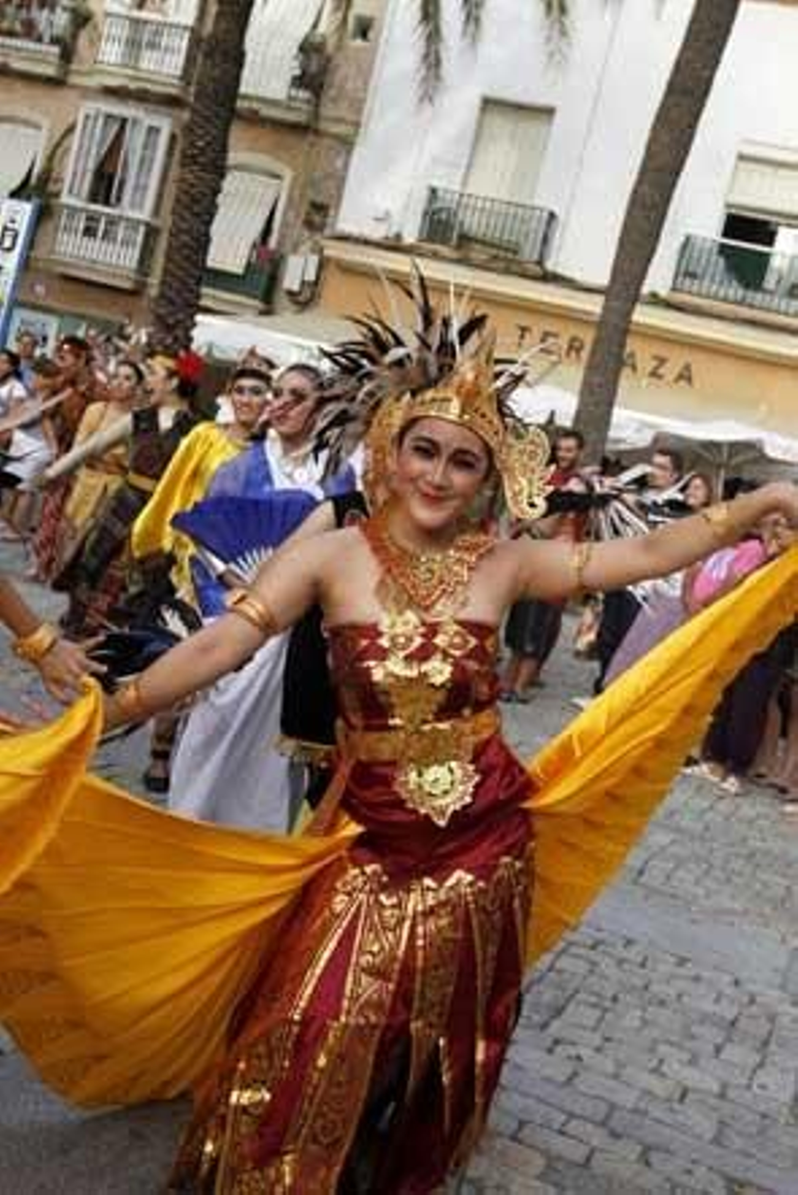 Los grupos participantes en el Festival desfilaron por el casco histórico de la capital para presentar sus bailes

Foto: Jose Braza-Lourdes de Vicente