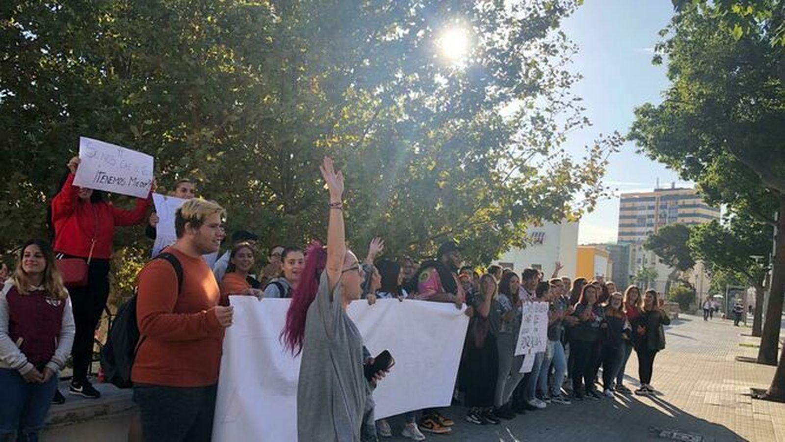 Los estudiantes del Carmen Jiménez protestan por el mal estado del edificio.