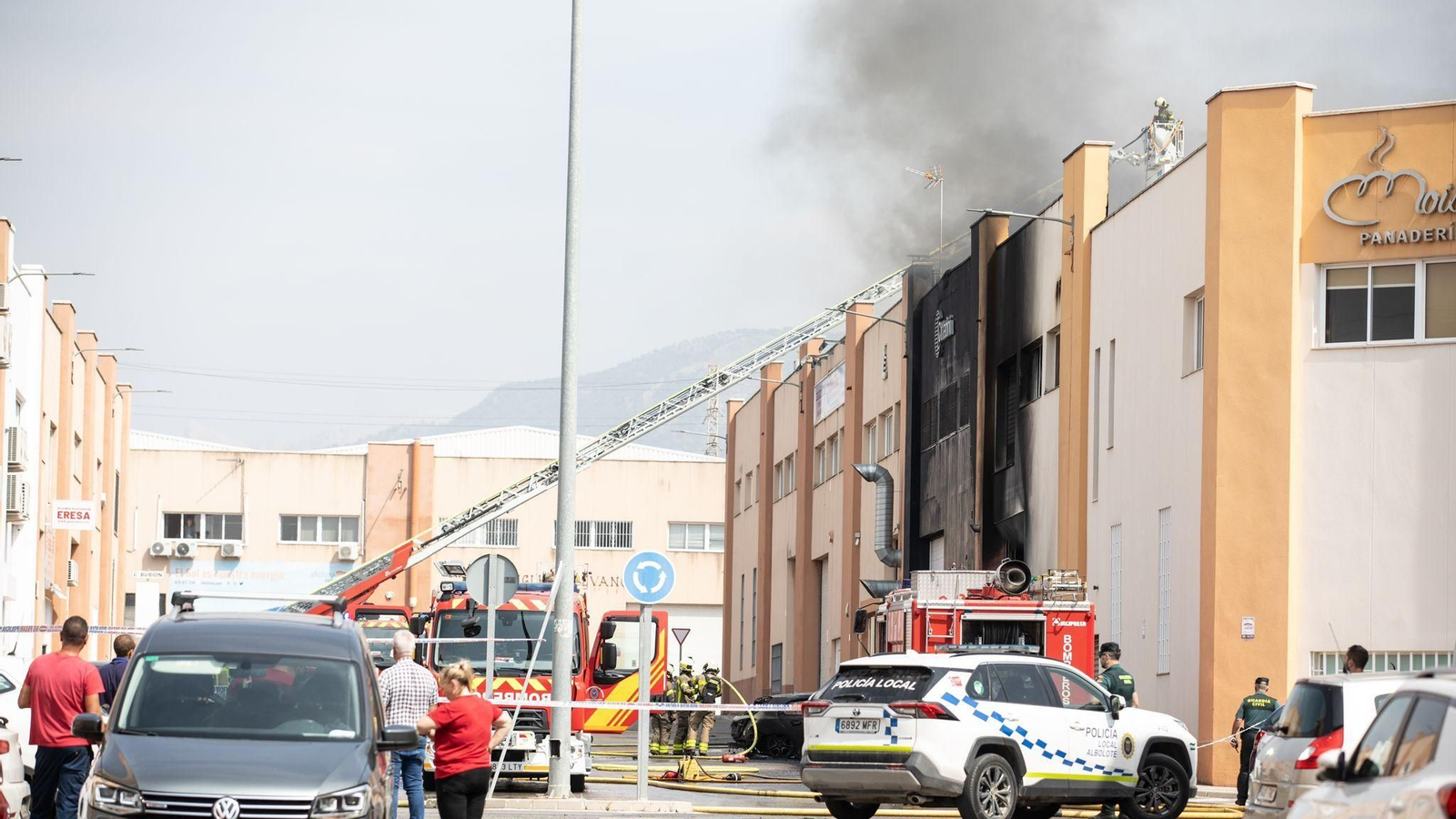 Efectivos de bomberos trabajan en la zona.