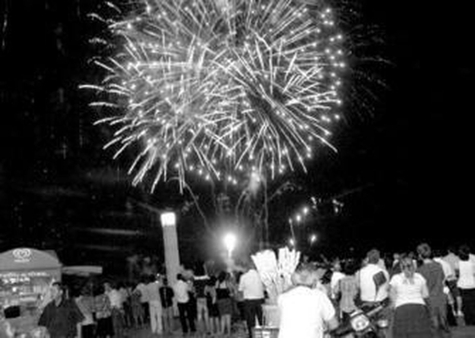 Cientos de personas contemplaron el castillo de fuegos artificiales.