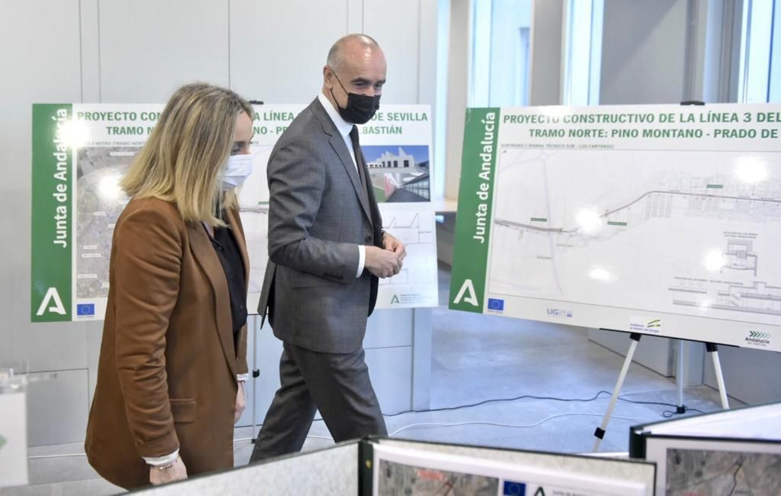 La consejera Marifrán Carazo con el alcalde Antonio Muñoz llegan a la sala de la consejería para presentar el proyecto del tramo Norte de la línea 3.
