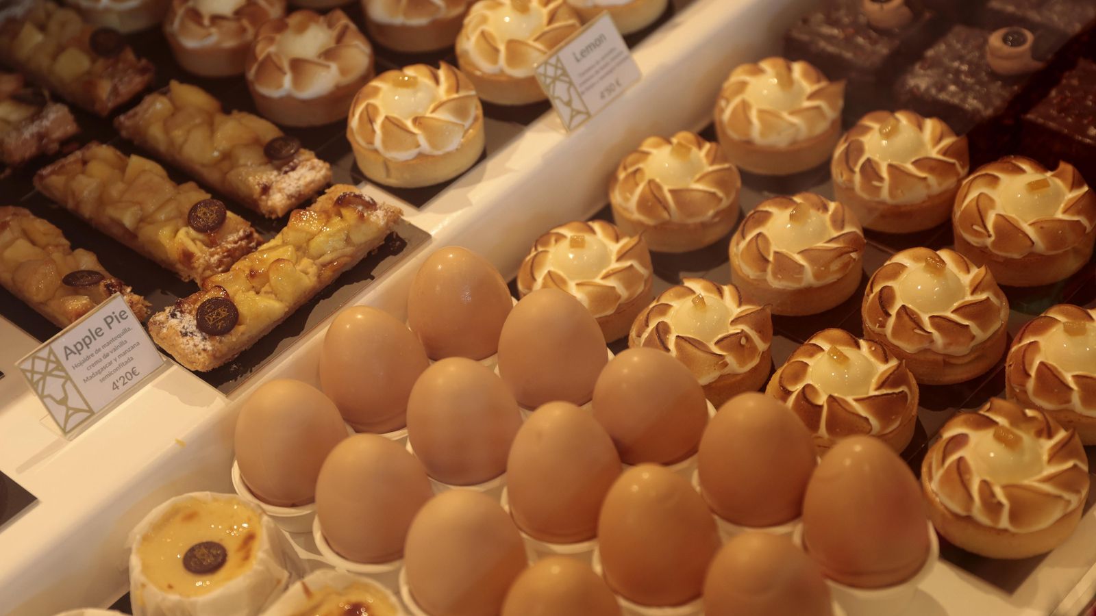 Las vitrinas de Gastrokook y las populares tartaletas de limón.