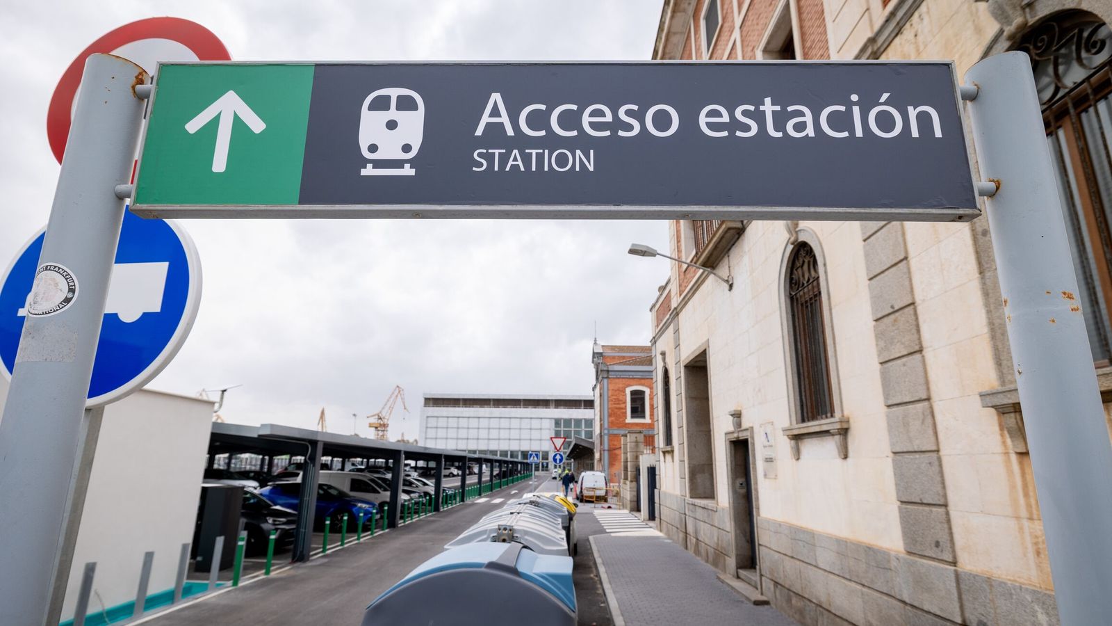 El estrecho acceso peatonal a la estación por el edificio del vestíbulo.
