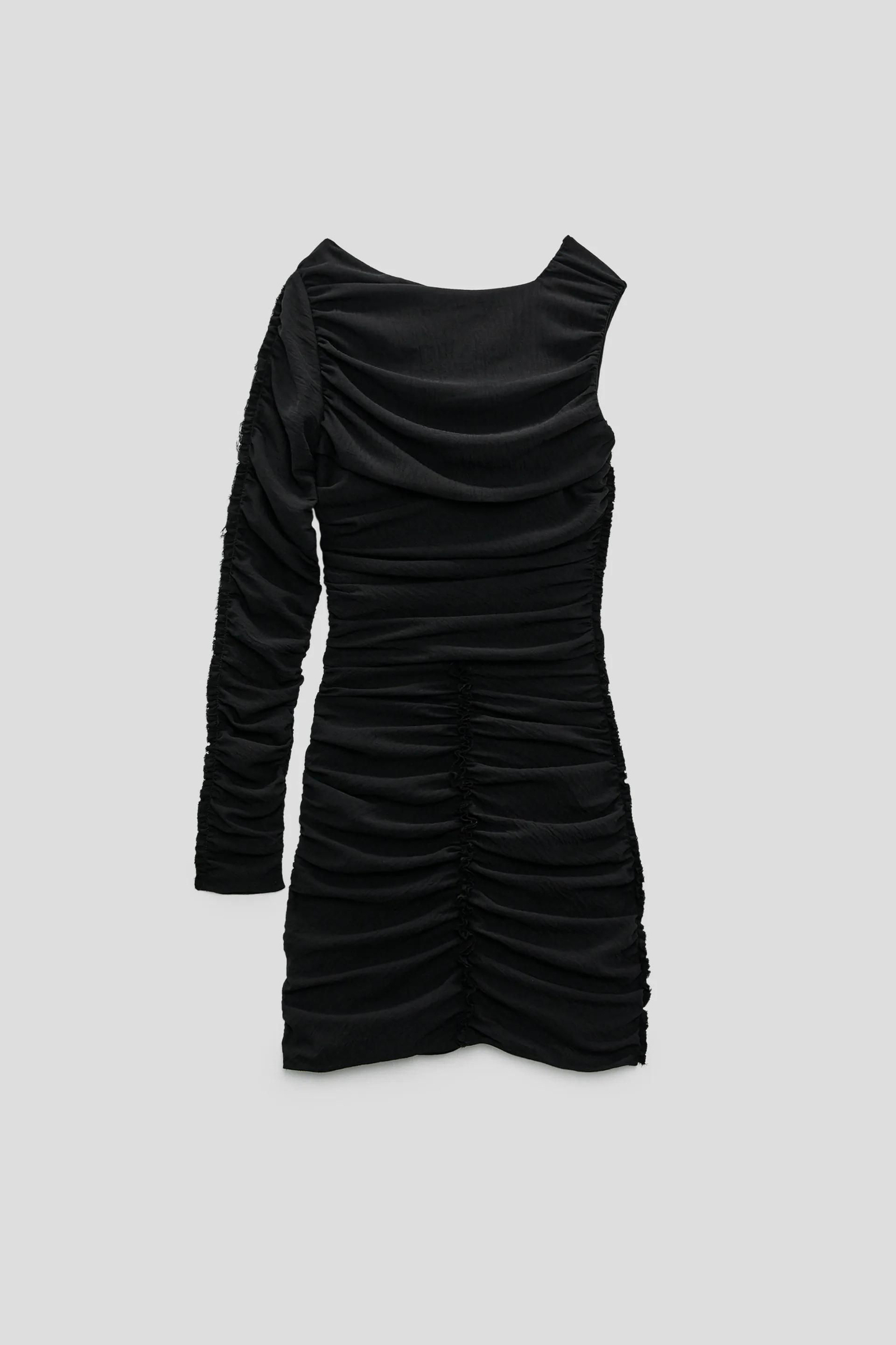 Vestido asimétrico de Zara.