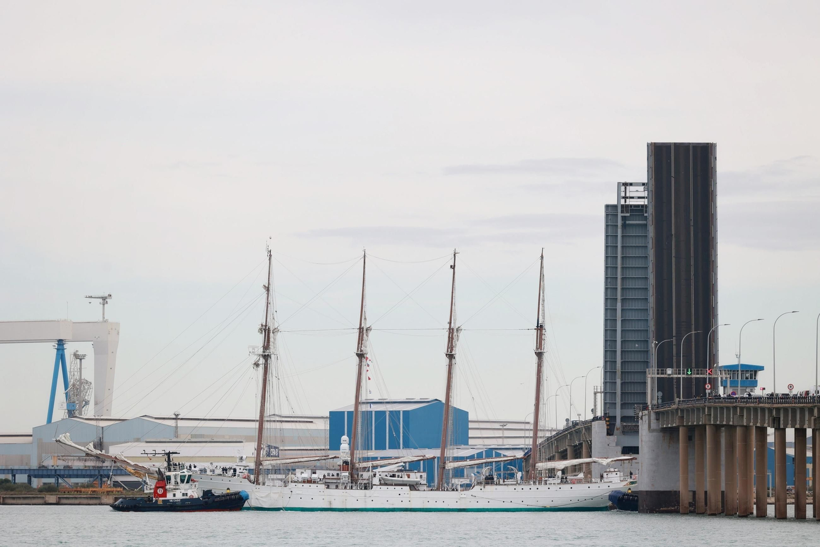 El buque 'Juan Sebastián de Elcano' cruzando por el puente Carranza.