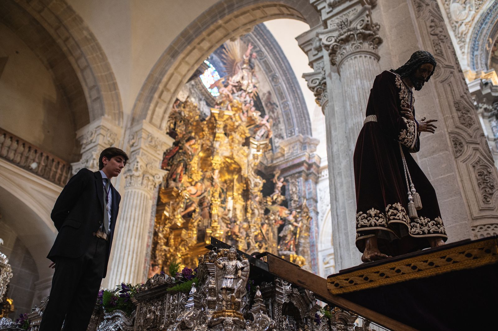 El traslado del Señor de Pasión a su paso, en imágenes