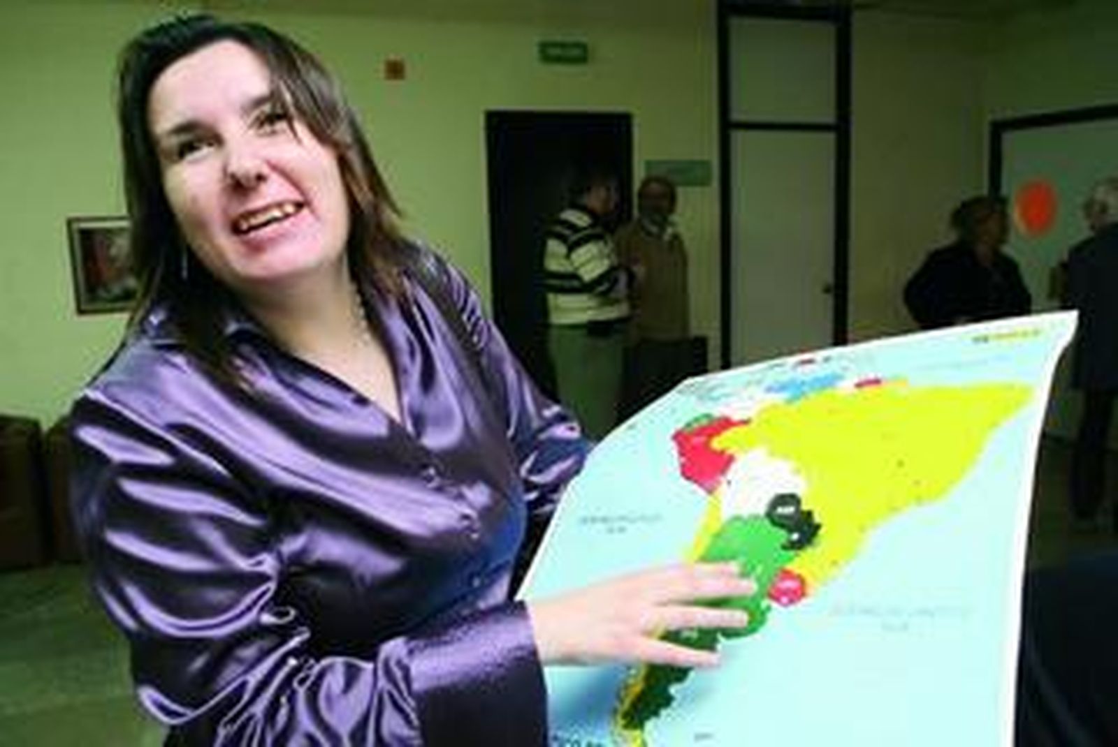 María Jesús Varela Méndez muestra en la sede de la ONCE un mapa en braille, ayer.