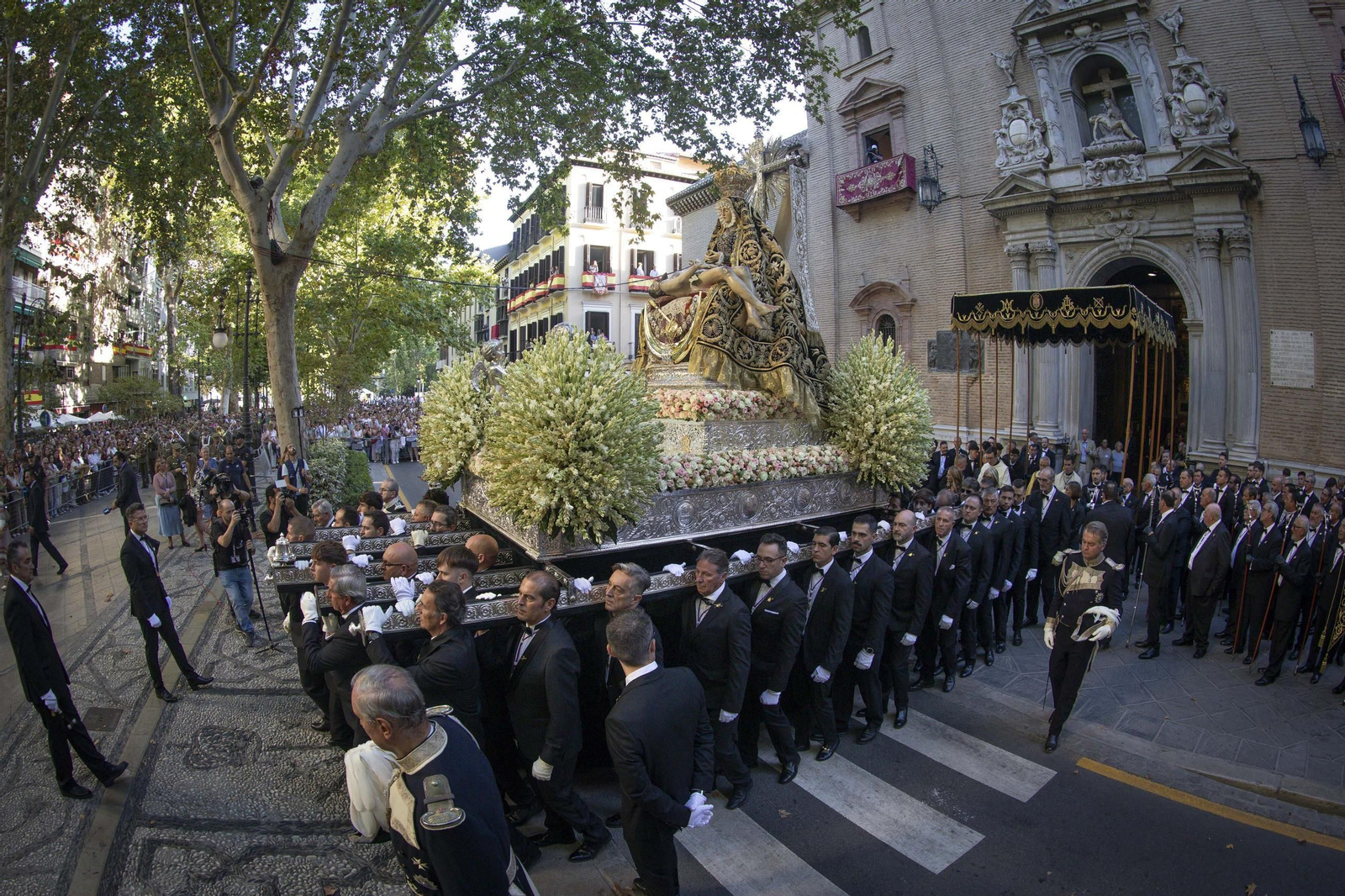 La procesión de la Virgen de las Angustias por Granada, en imágenes