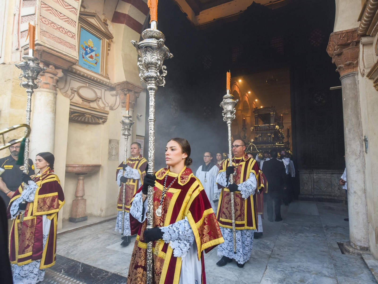 El traslado del Sepulcro de El Carpio tras el Magno Vía Crucis de Córdoba, en imágenes
