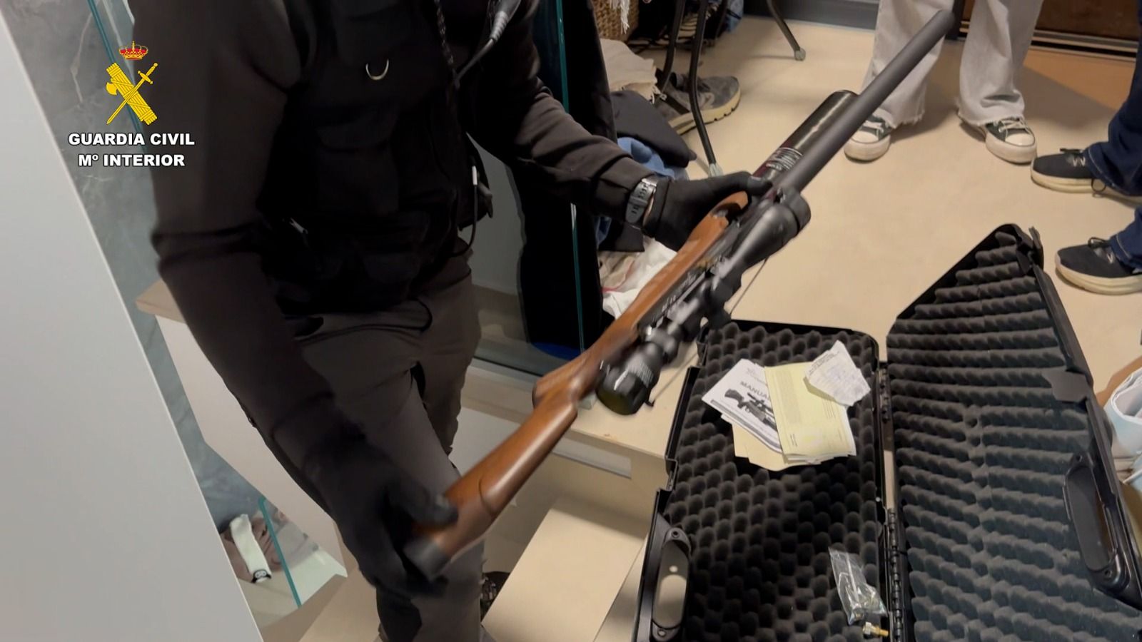 Un agente, con una de las armas incautadas.