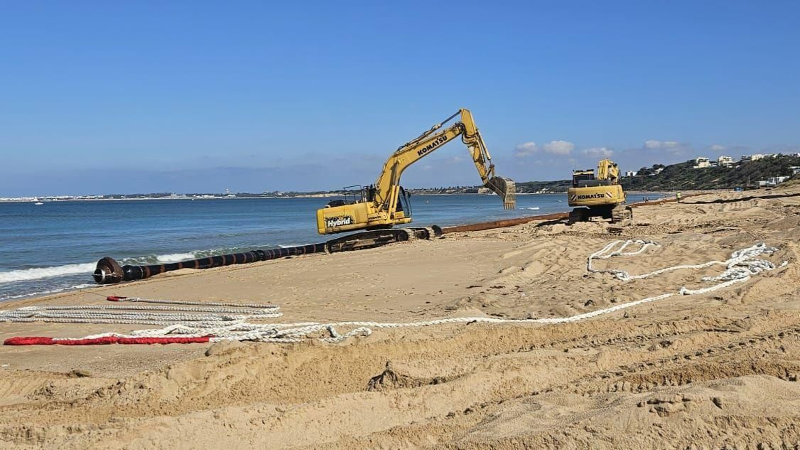 Los trabajos de aporte de arena en la playa de El Buzo.