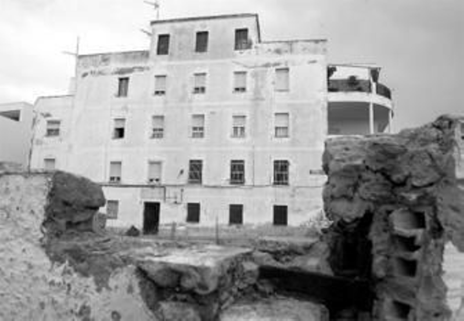 Las viviendas de suboficiales situadas frente a La Caleta.