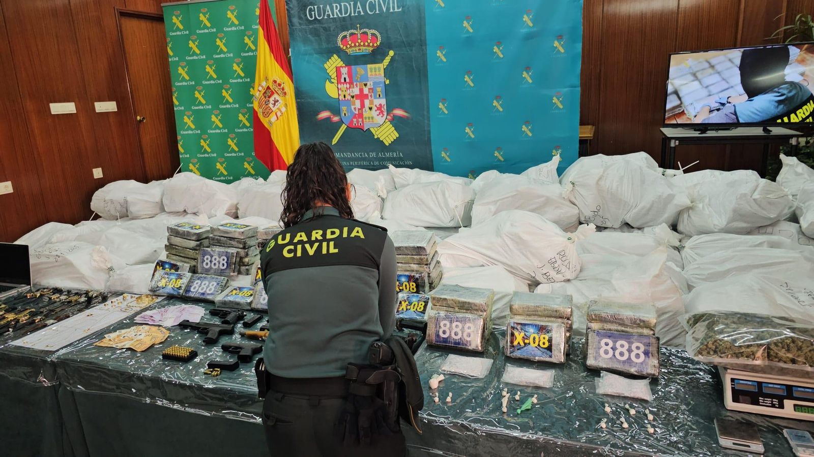Cocaína, marihuana, armas y objetos de lujo: las incautaciones de la operación 'Lukenan'