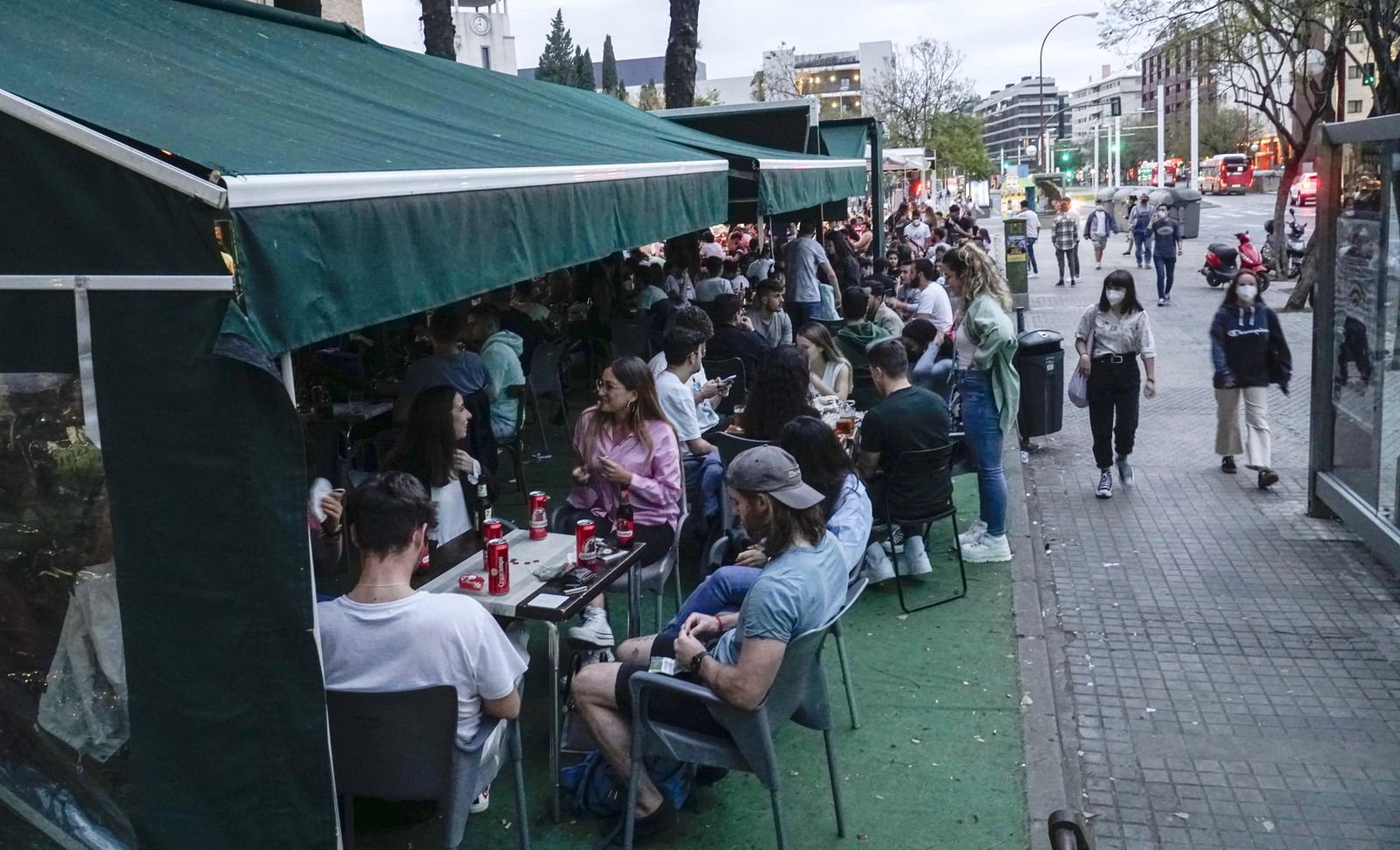 Bares de la Avenida de Ramón y Cajal atestados de jóvenes clientes al final de la tarde del pasado jueves.