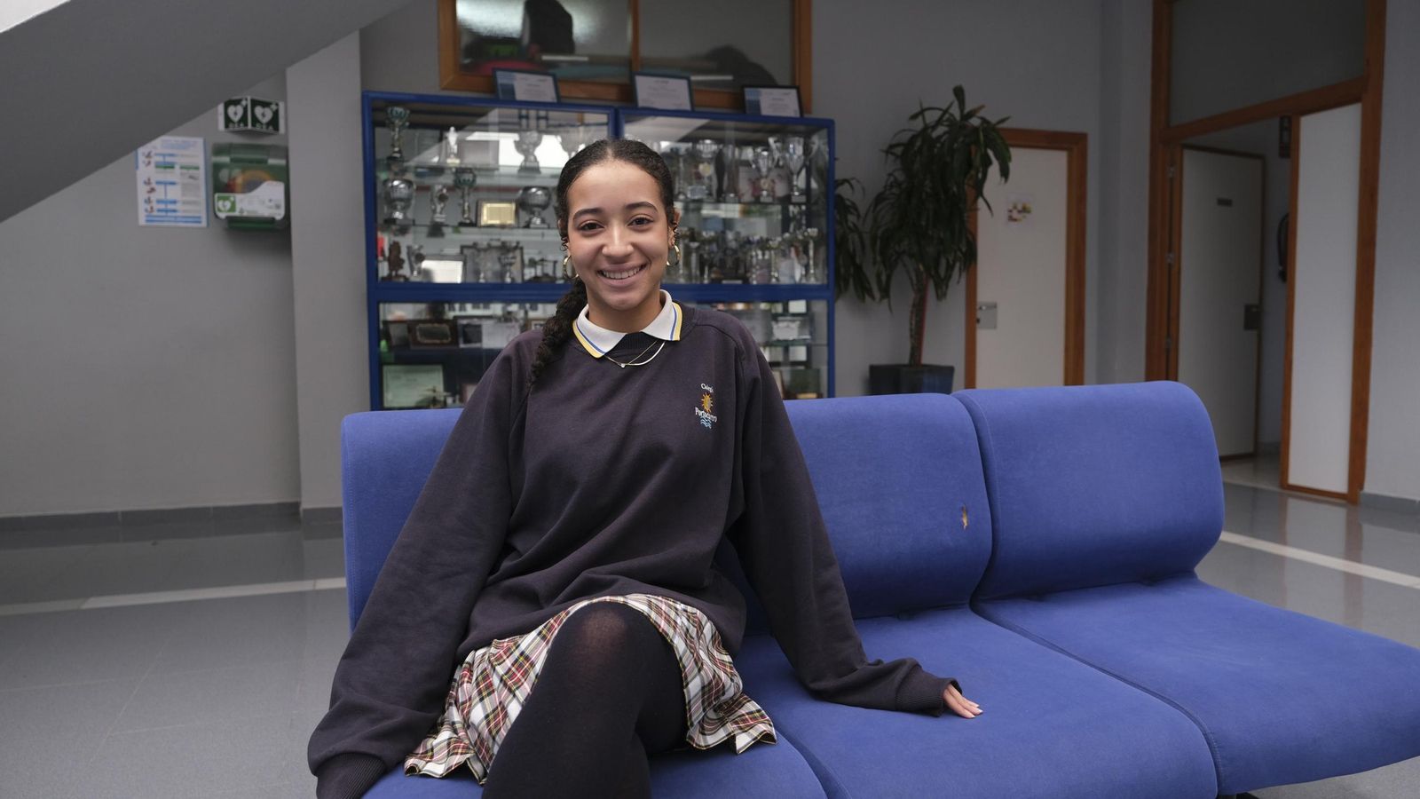 Cristina, en el recibidor de su colegio.