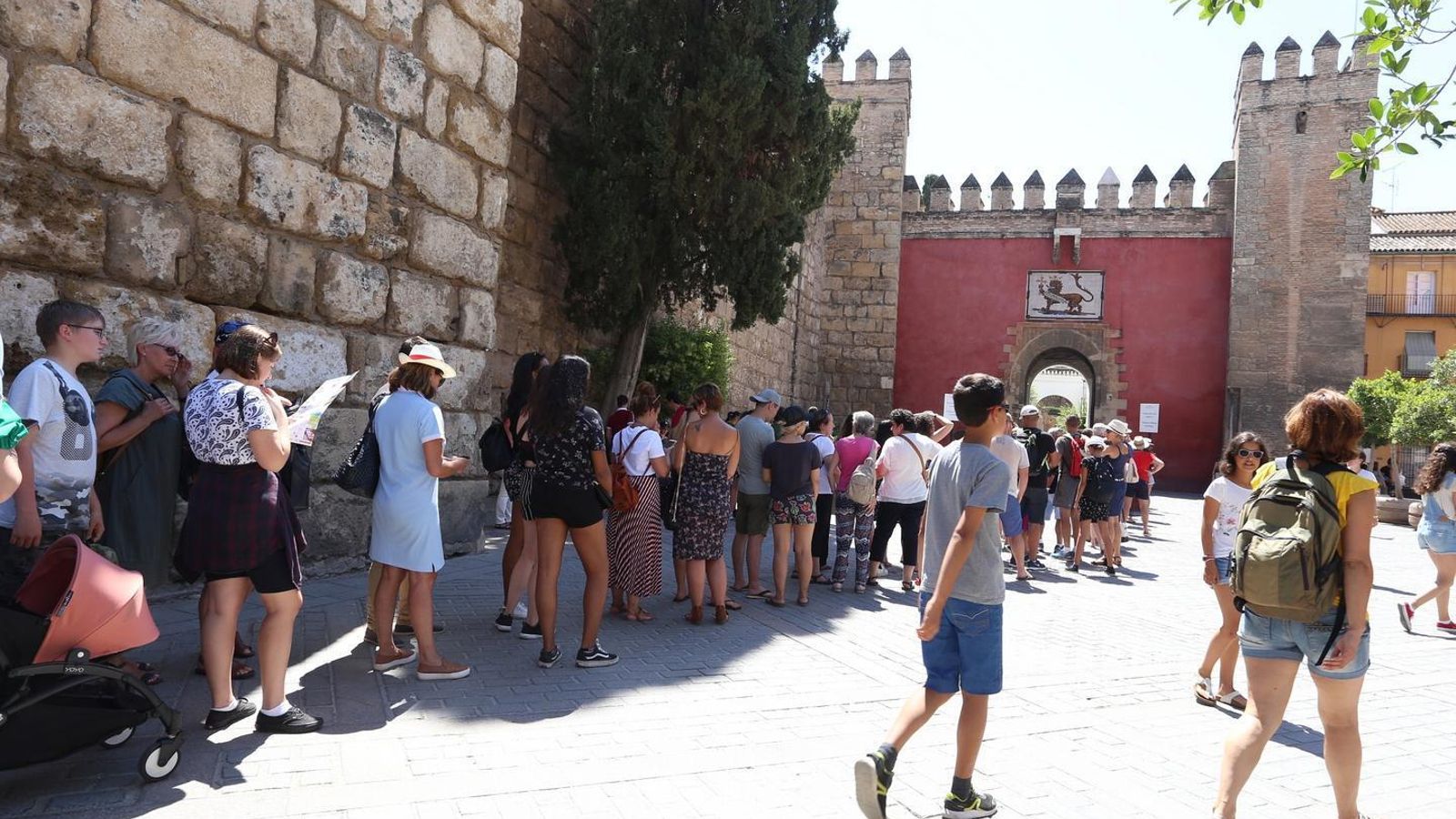 Visitantes a la espera de entrar en el Alcázar.