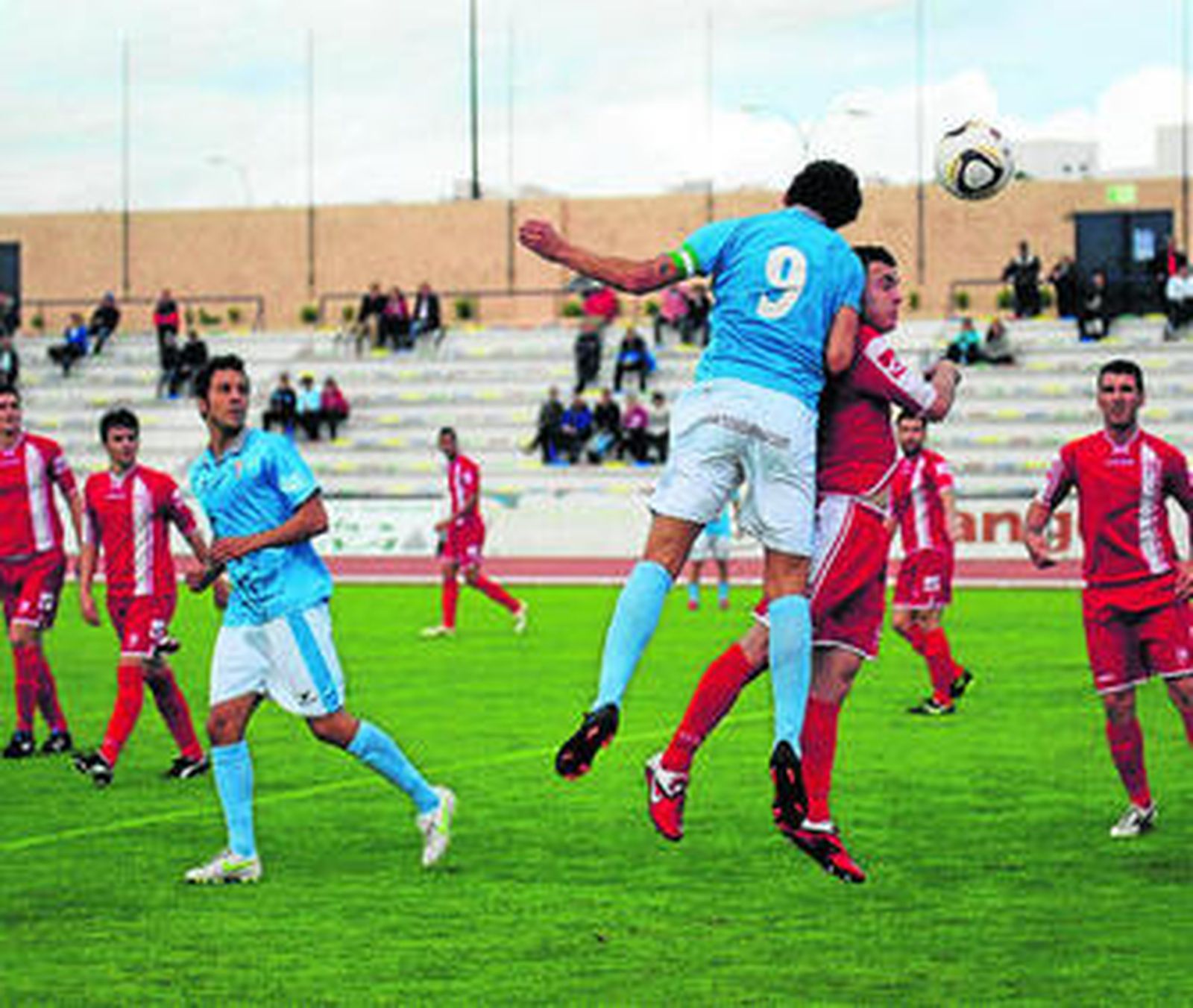 Pedro Carrión, que alcanzó ayer los 40 tantos, intenta el remate ante la mirada de Germán.
