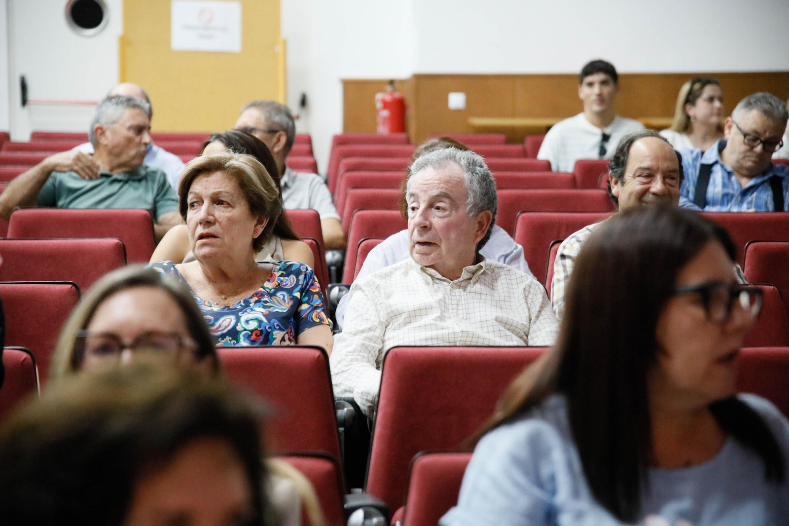 Imágenes de la presentación del documental "Almagrera, un sueño minero" en la biblioteca Villaespesa de Almería