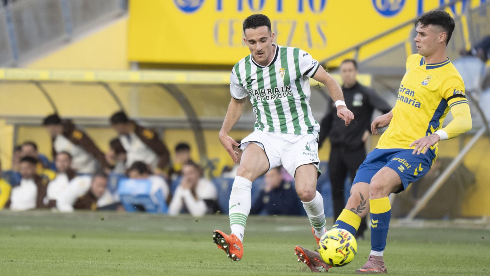 Diego Bri presiona a Barcia en el Las Palmas - Córdoba CF.