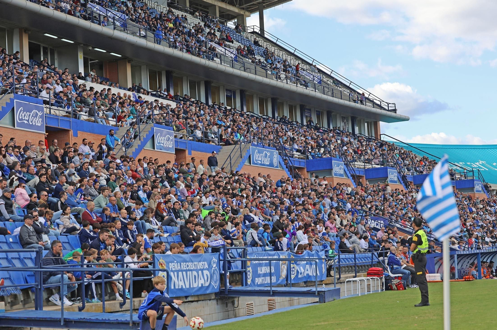 Aficionados del Recre presencian el partido con el Alcorcón.
