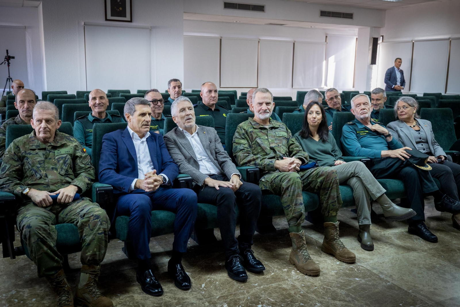 Las imágenes de la visita del Rey a la Guardia Civil de Cádiz