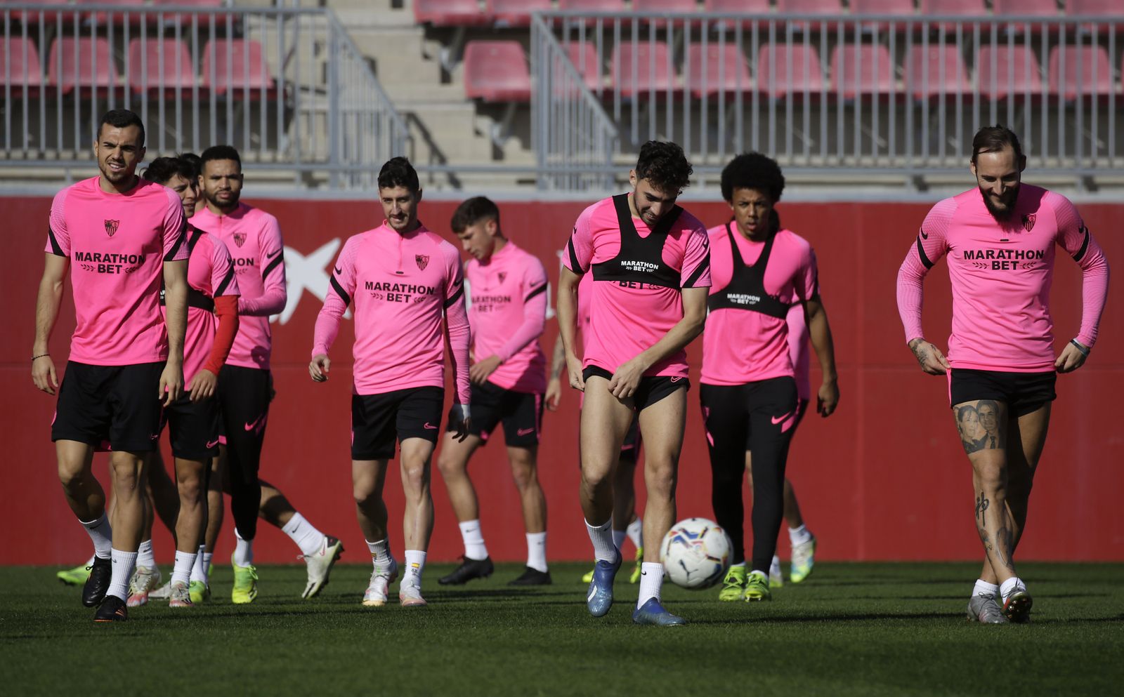 Un grupo de jugadores sevillistas se entrenan en la ciudad deportiva.
