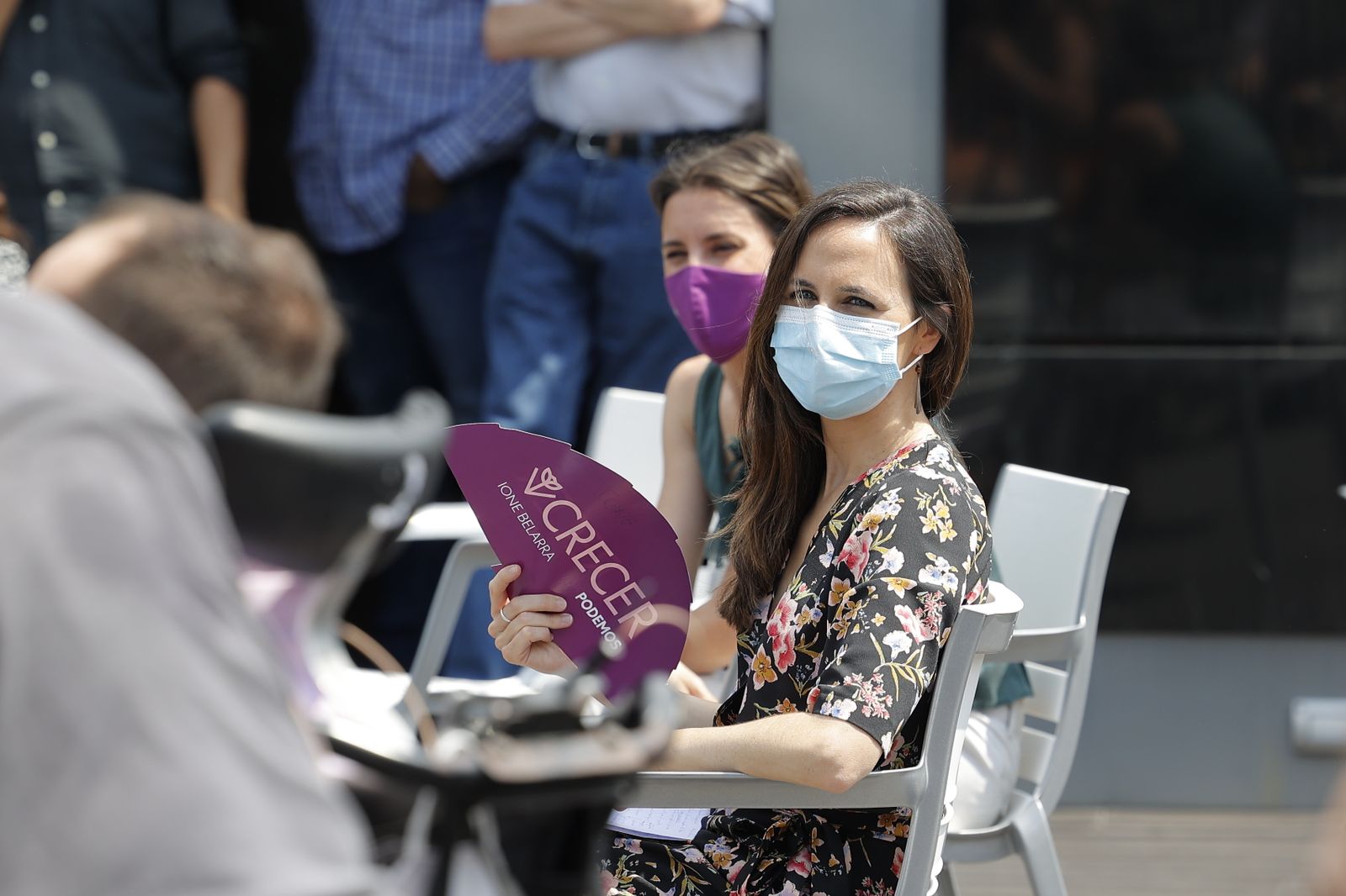 La ministra de Derechos Sociales, Ione Belarra (d), junto a la ministra de Igualdad, Irene Montero, este viernes en Zaraggoza, en el último acto de su campaña por liderar Podemos.
