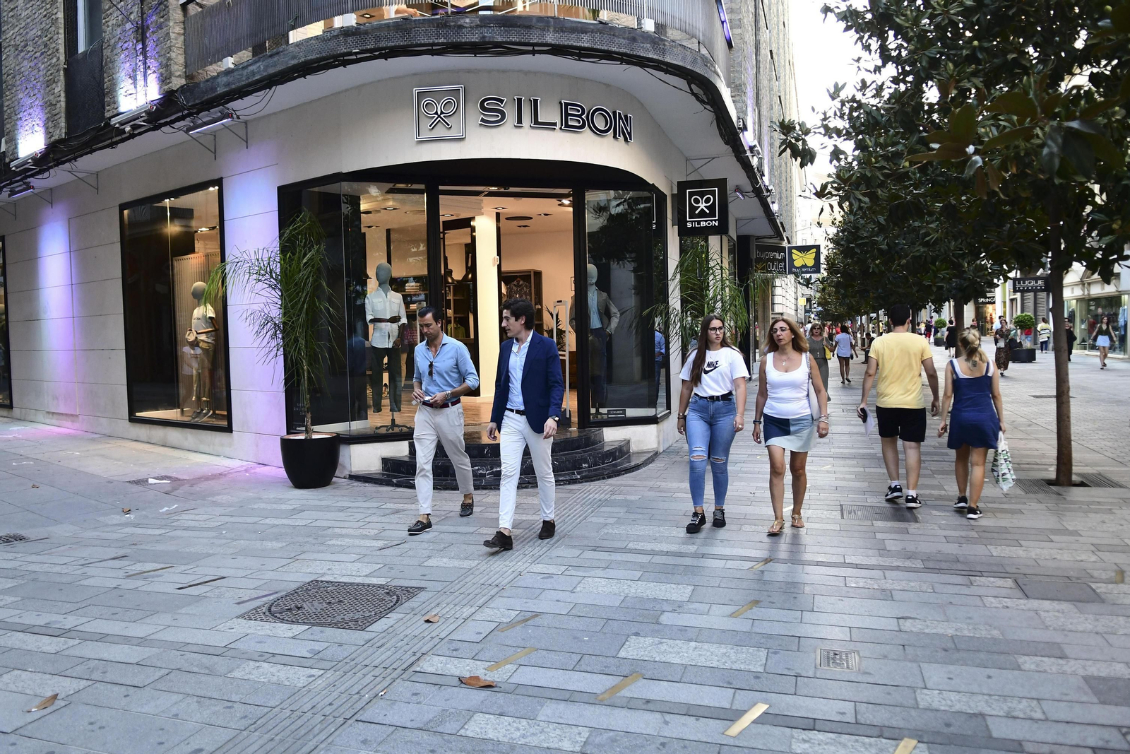 El nuevo establecimiento de Silbo abrió ayer al público en la calle Cruz Conde.