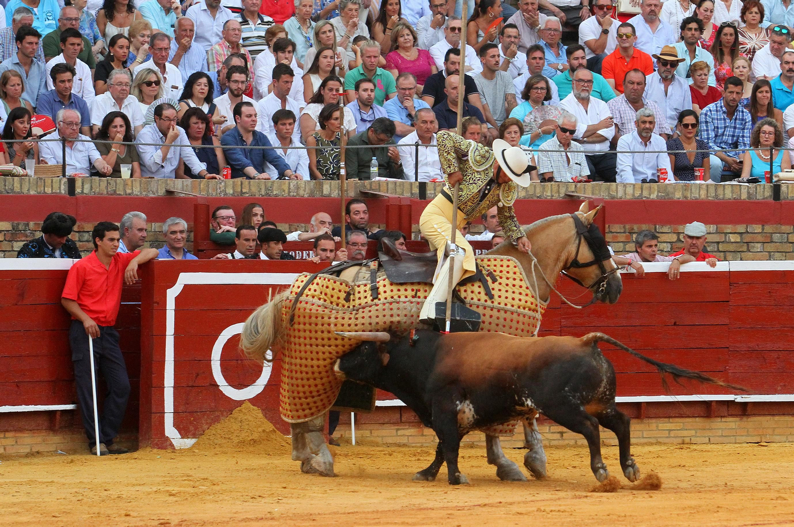 Juan Silva "Juanito" sale a hombros en la Plaza de toros La Merced, en imágenes