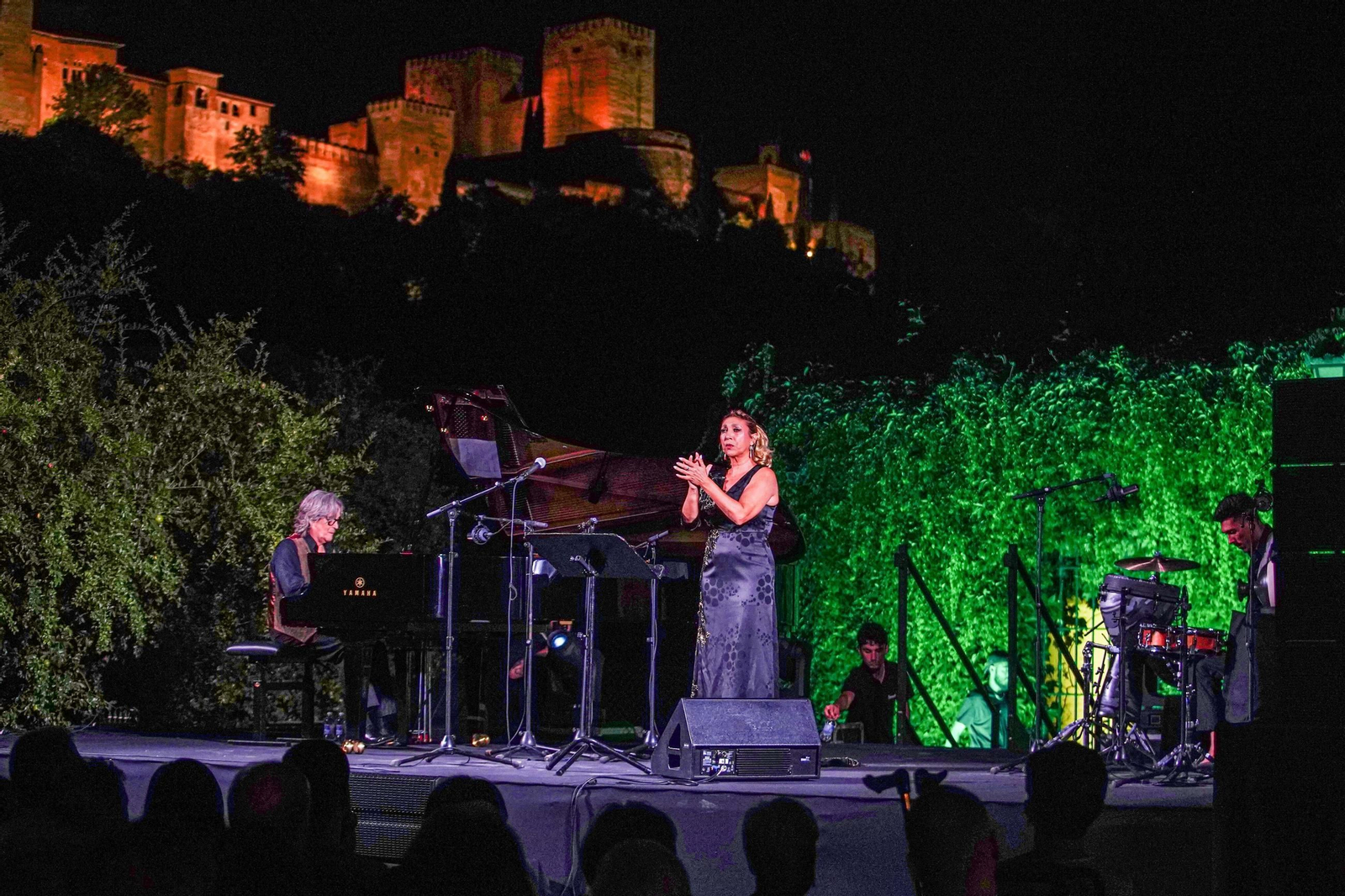 Esperanza Fernández y el piano de Chano Domínguez enmudecen a la Alhambra: las imágenes
