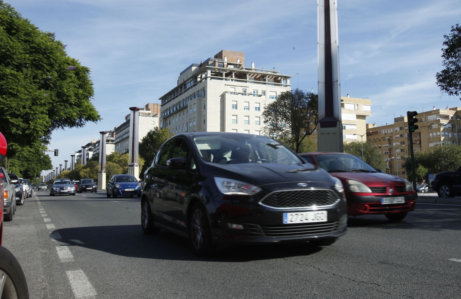 Coches circulando por la Avenida Concejal Alberto Jiménez-Becerril, prolongación de Torneo.