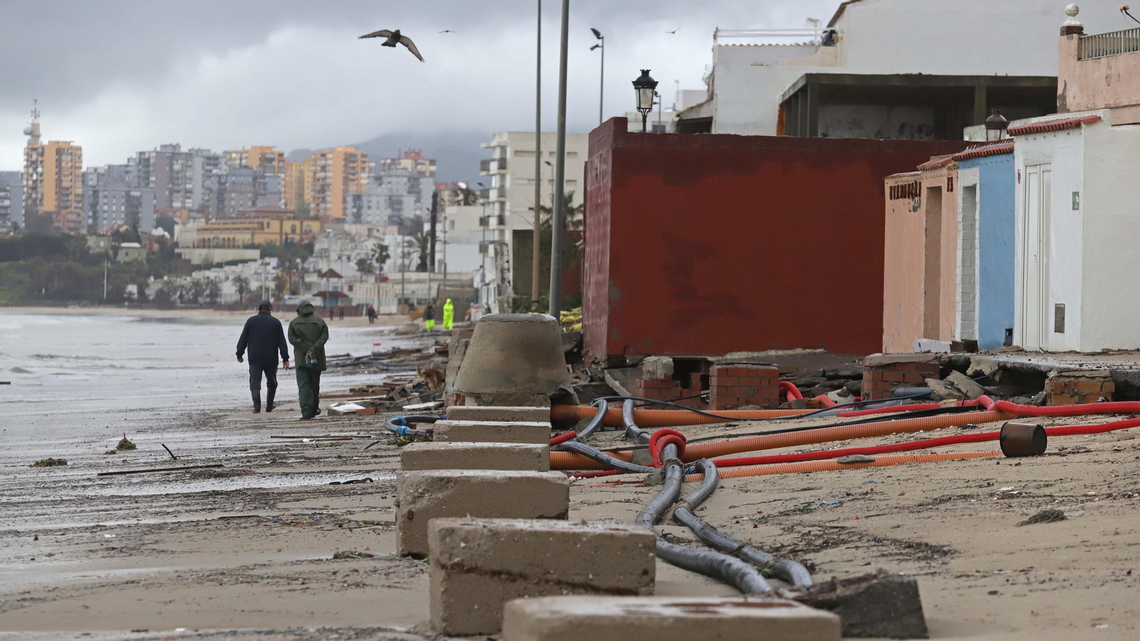 Fotos de la playa de El Rinconcillo tras el temporal Fotos de la playa de El Rinconcillo tras el temporal