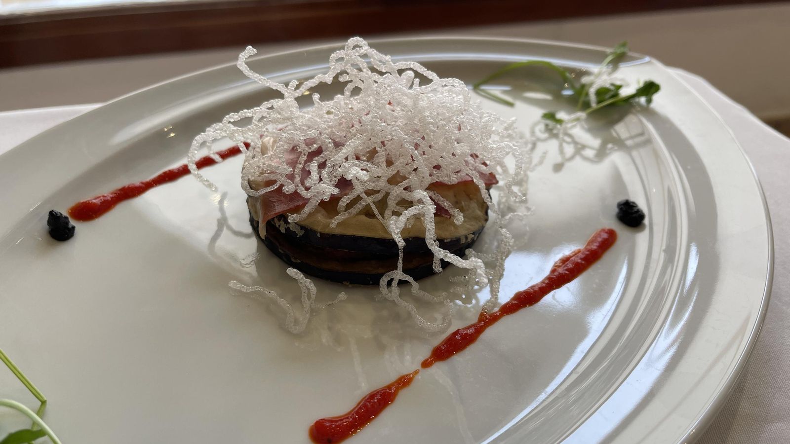 Milhojas de berenjena con carne de toro.