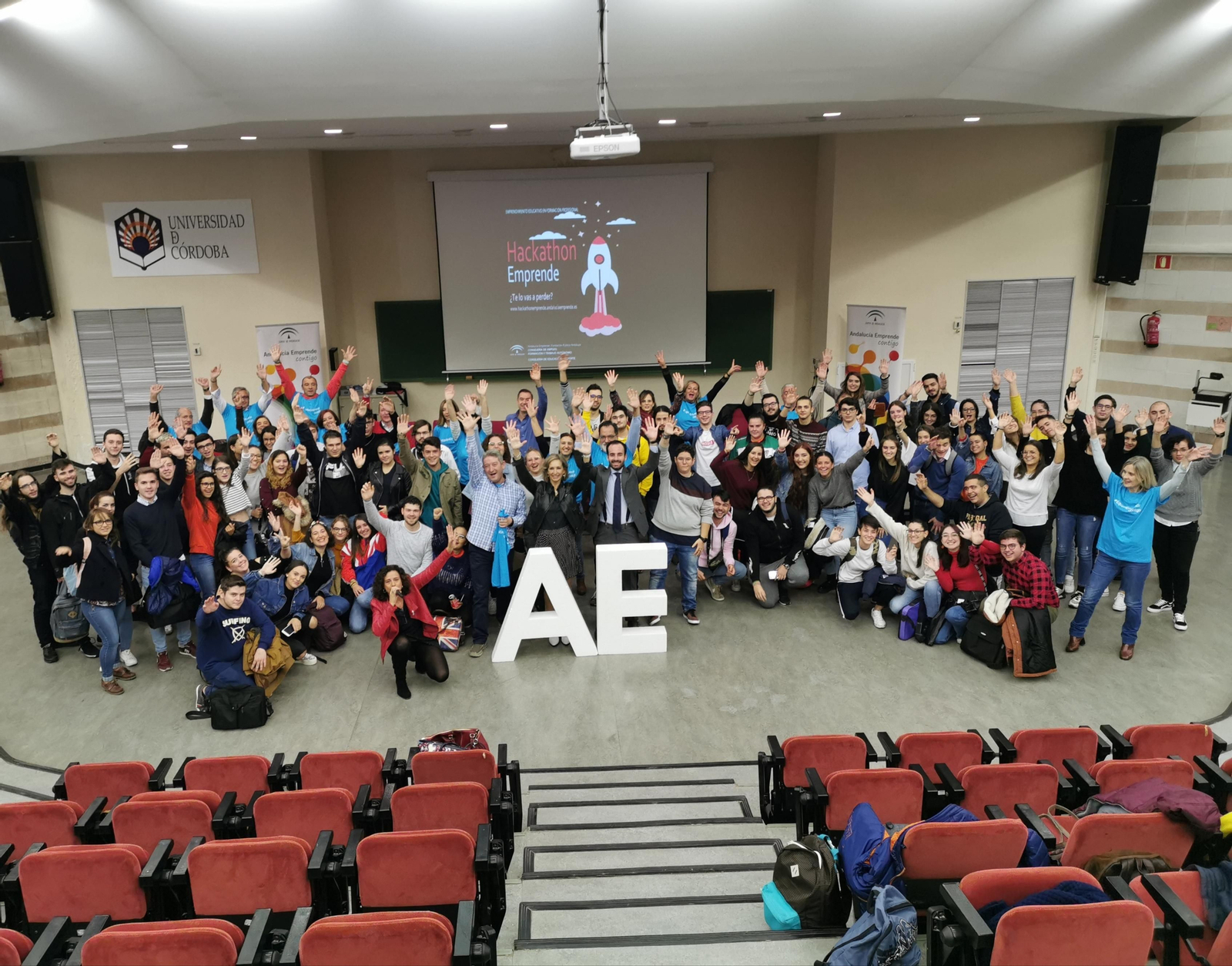 Los participantes en las actividades del 'Hackathon Emprende'.