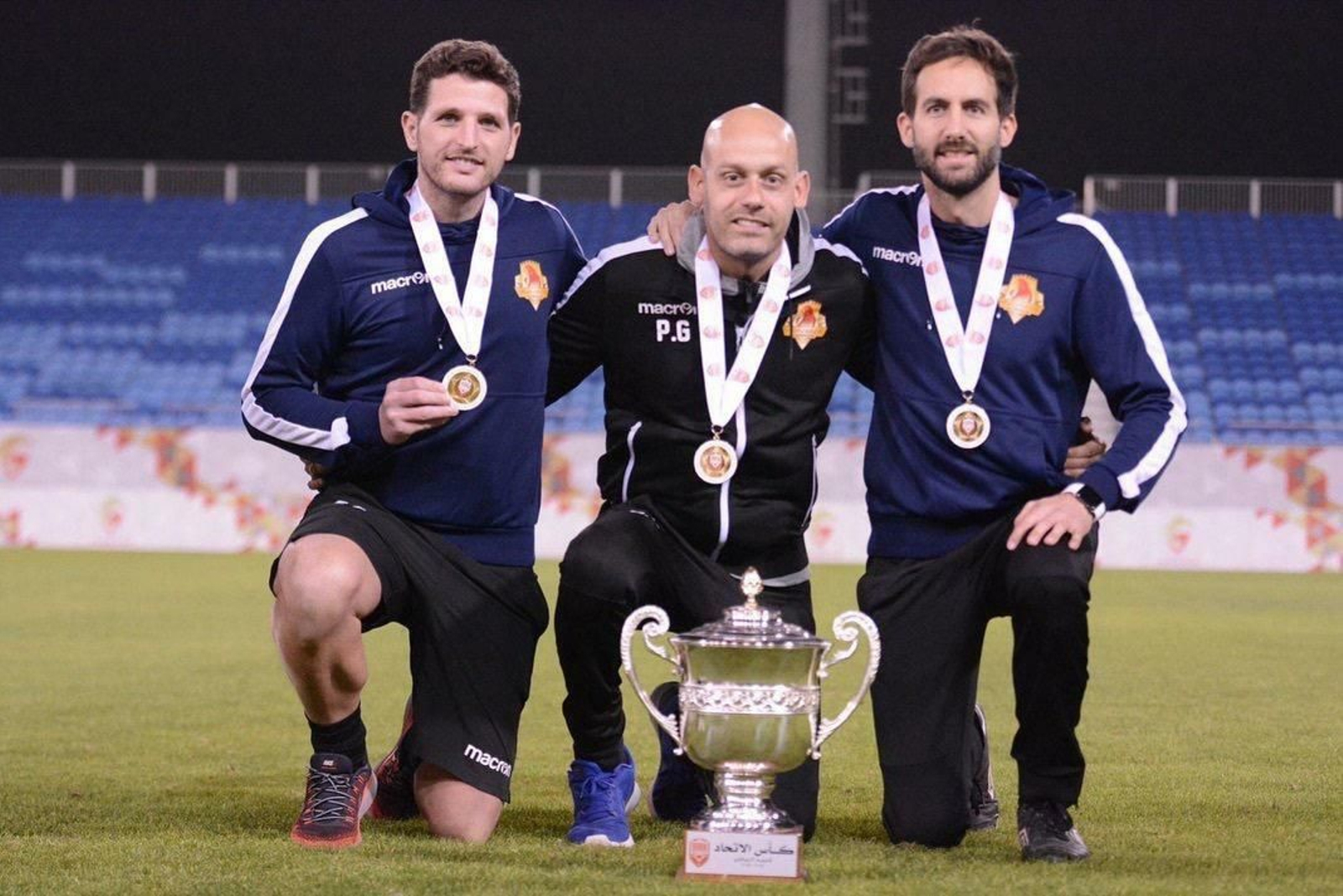 Rodríguez Montero posa orgulloso con la Copa junto a los técnicos Carmona y Gasol.
