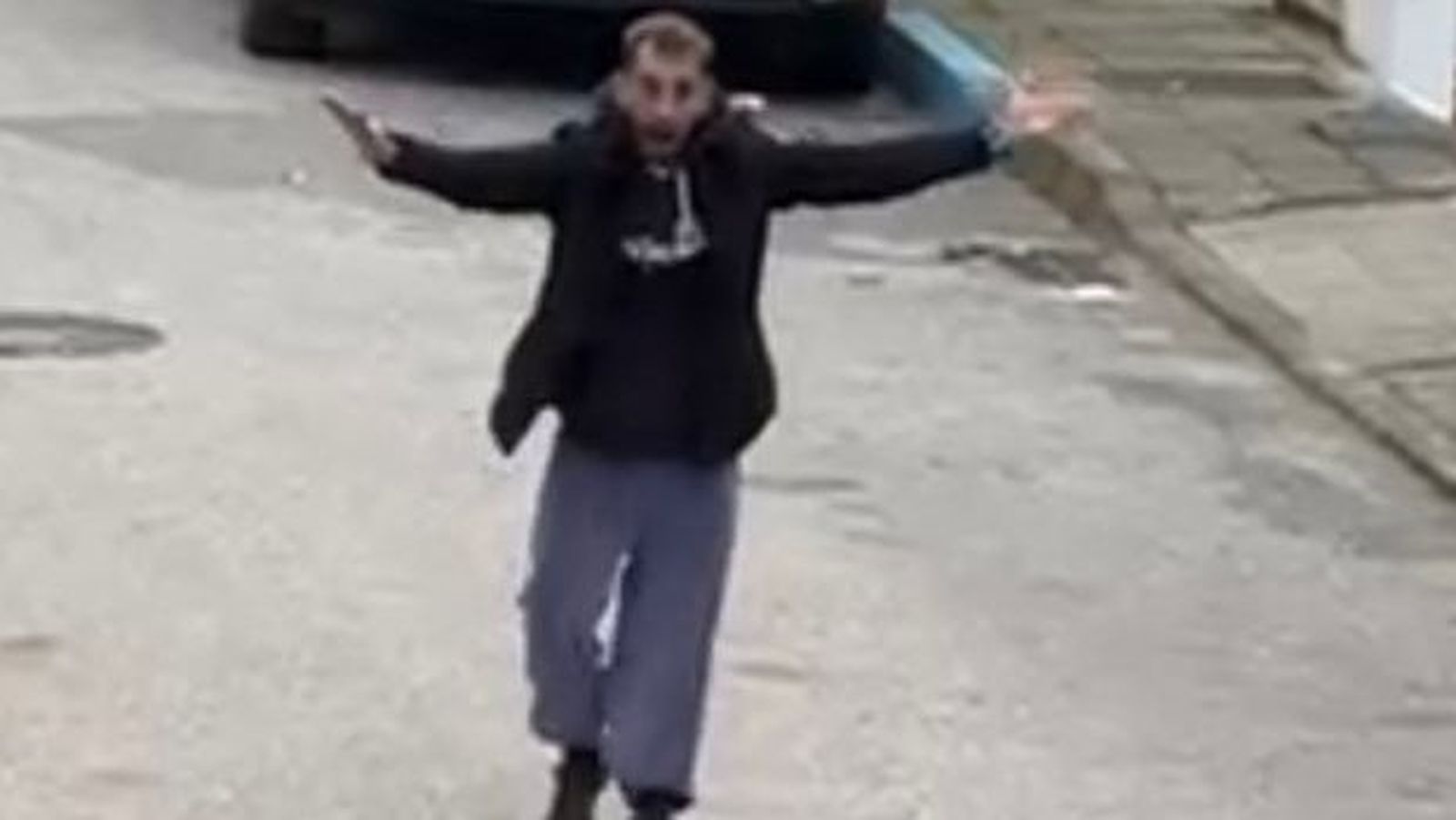 El vecino objeto de las denuncias, ayer en pleno incidente con familiares de su última víctima