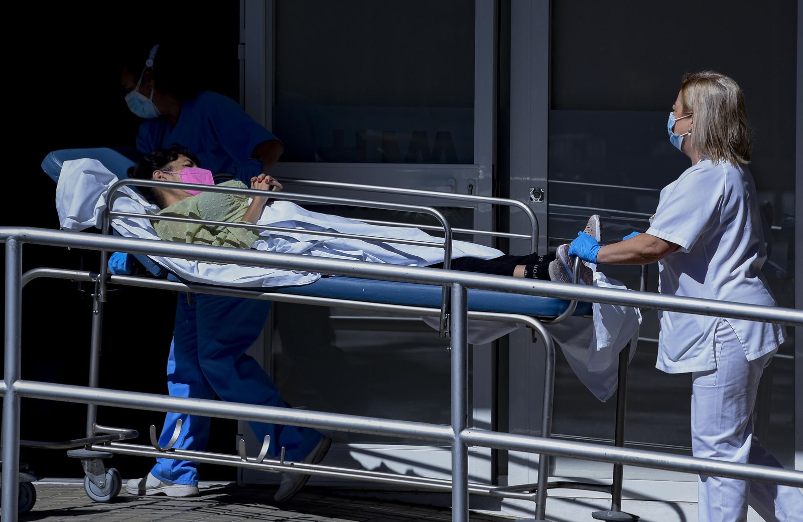 Un paciente accede a un centro hospitalario en camilla.