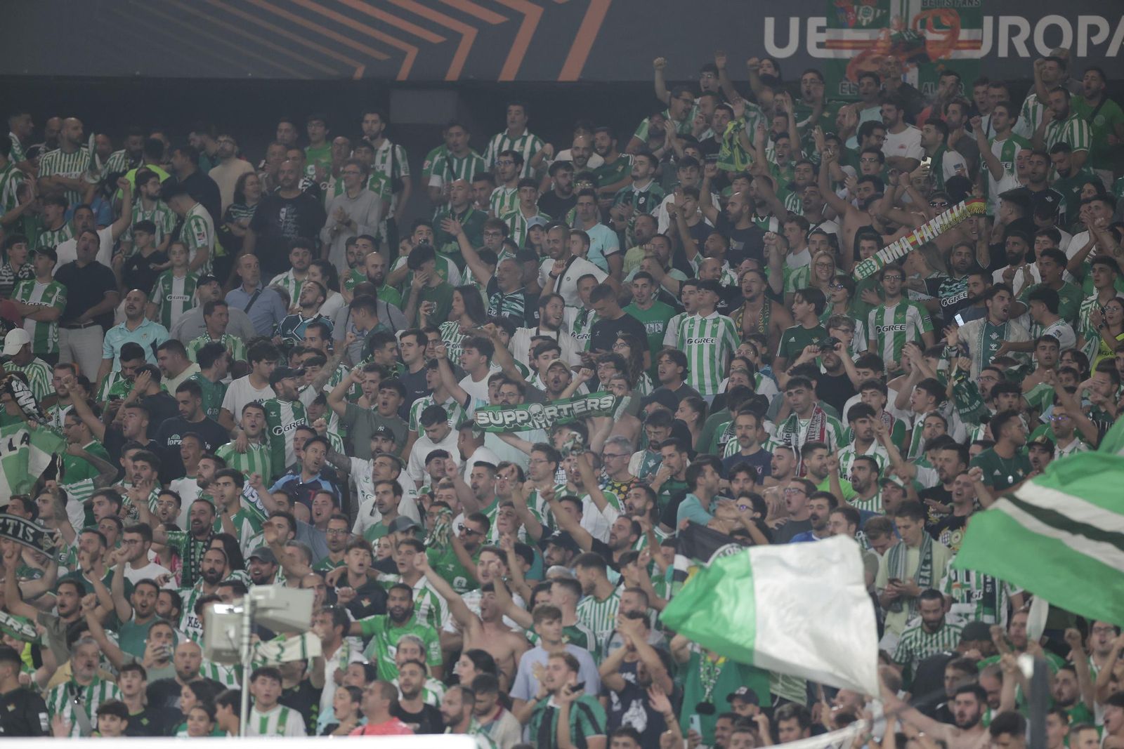 Búscate en las fotos del Betis - Nottingham Forest