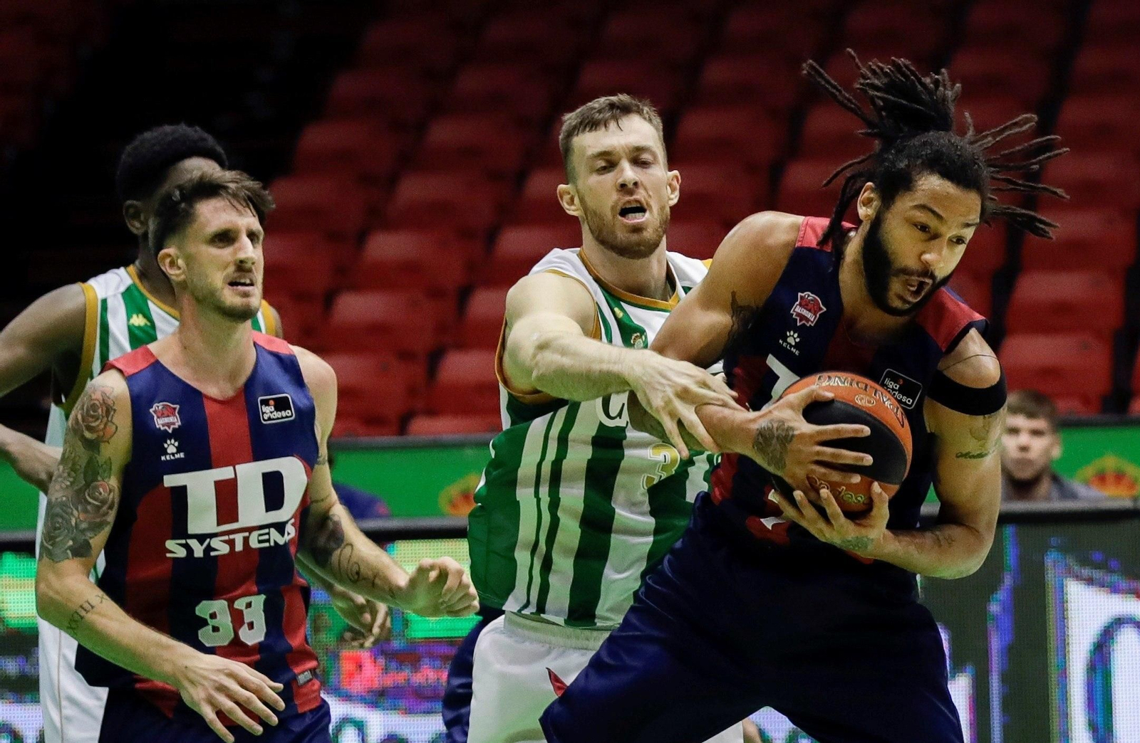 Kay presiona a Henry en un lance del encuentro.