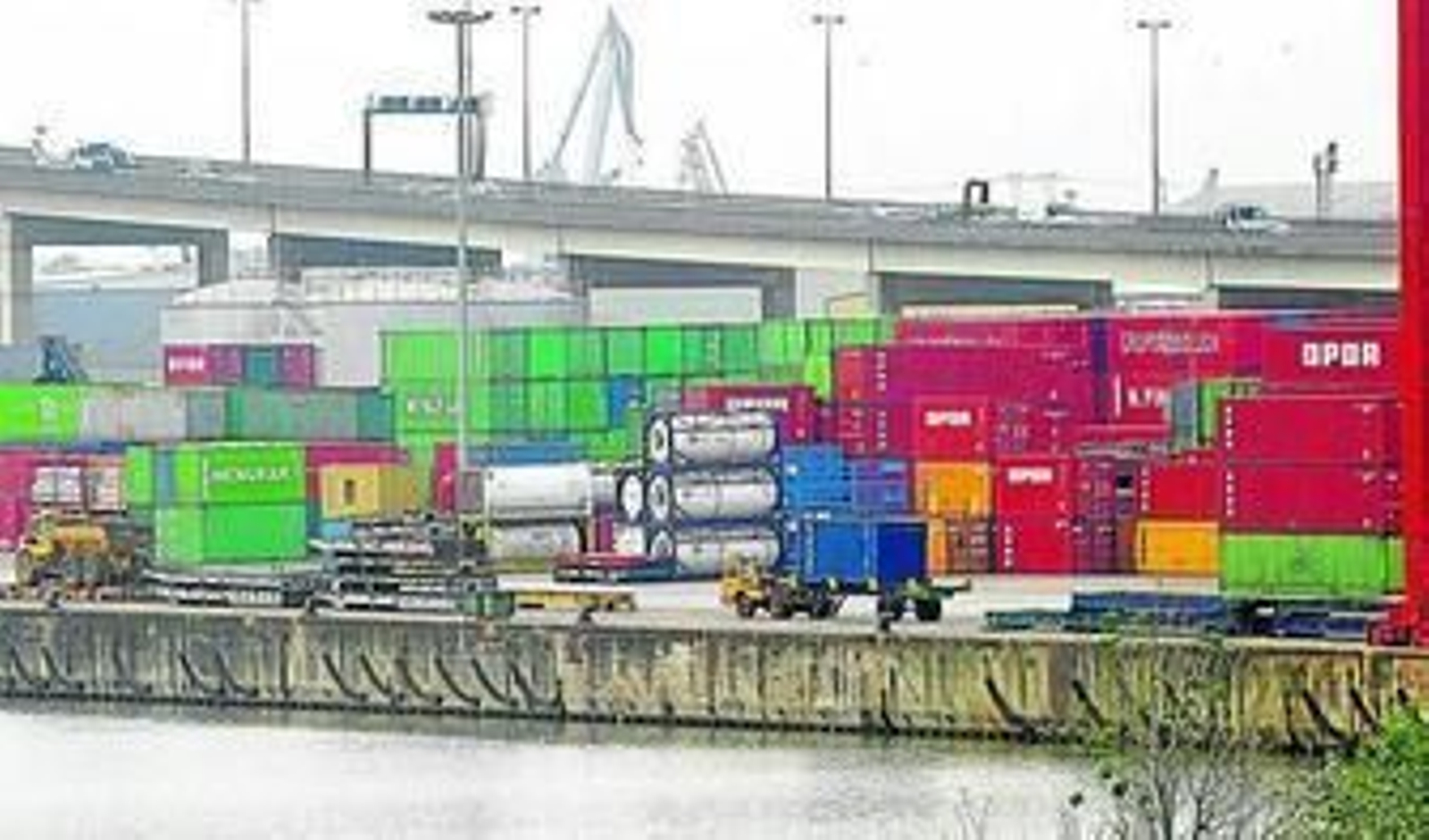La terminal de contenedores del recinto portuario, con el puente del Centenario al fondo.