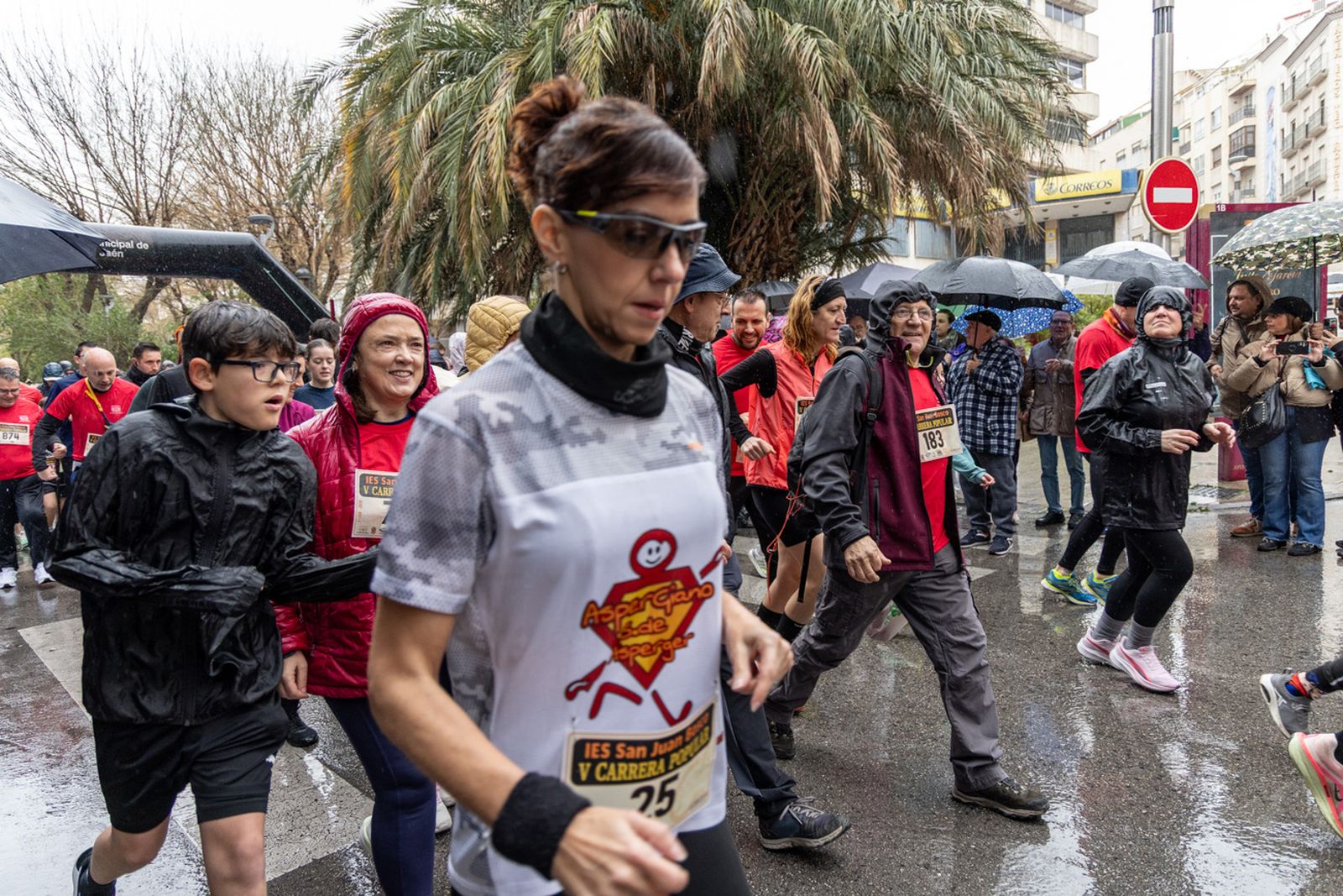En imágenes: la lluvia no frena a más de un millar de corredores en la V Carrera Popular del IES San Juan Bosco (1)