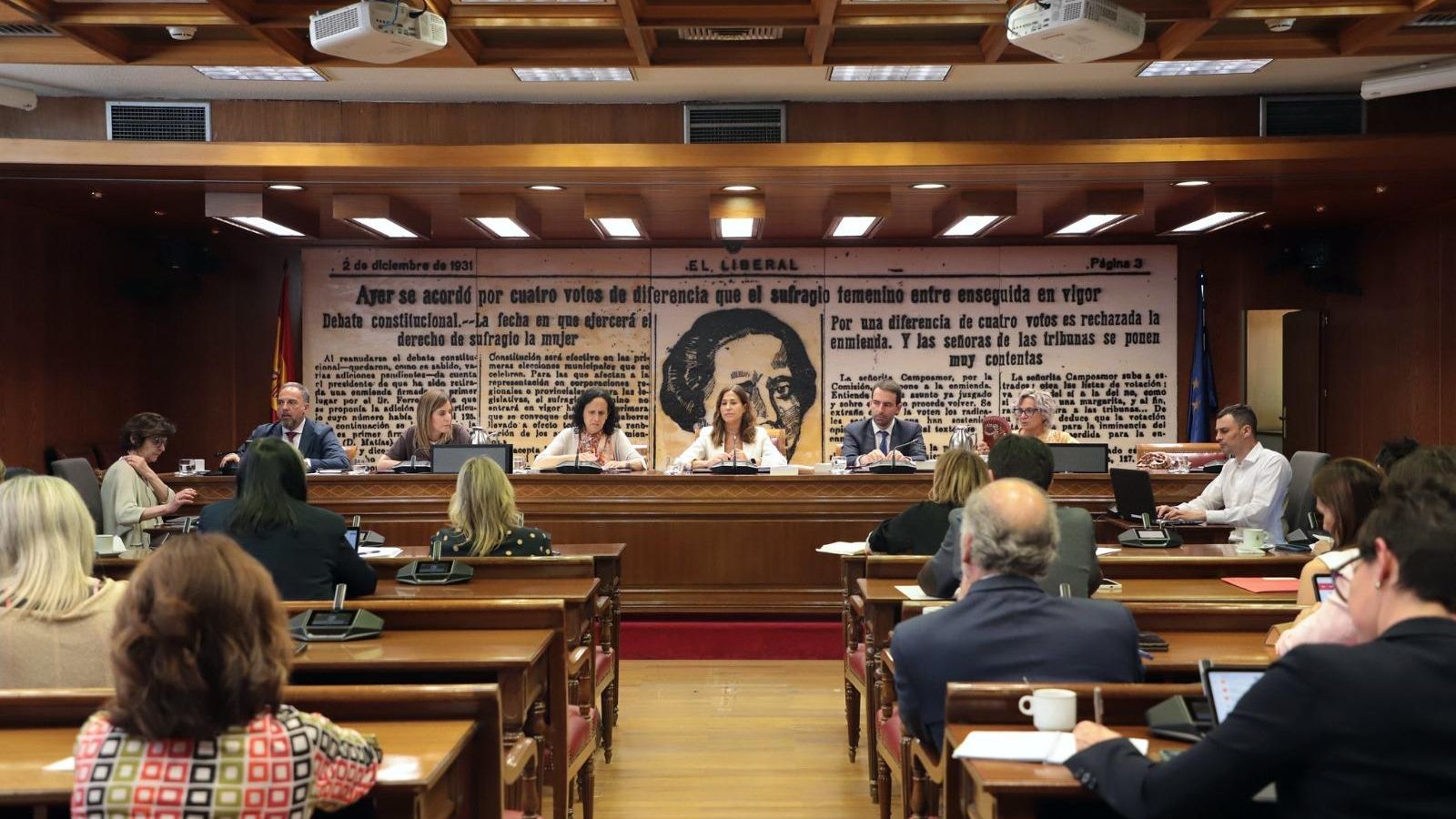 Muñoz durante una comisión de igualdad en la sala Clara Campoamor.