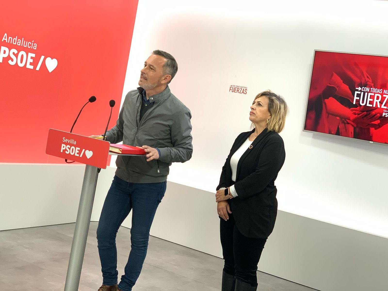 El secretario de Organización del PSOE de Sevilla y parlamentario andaluz, Rafael Recio, en rueda de prensa.