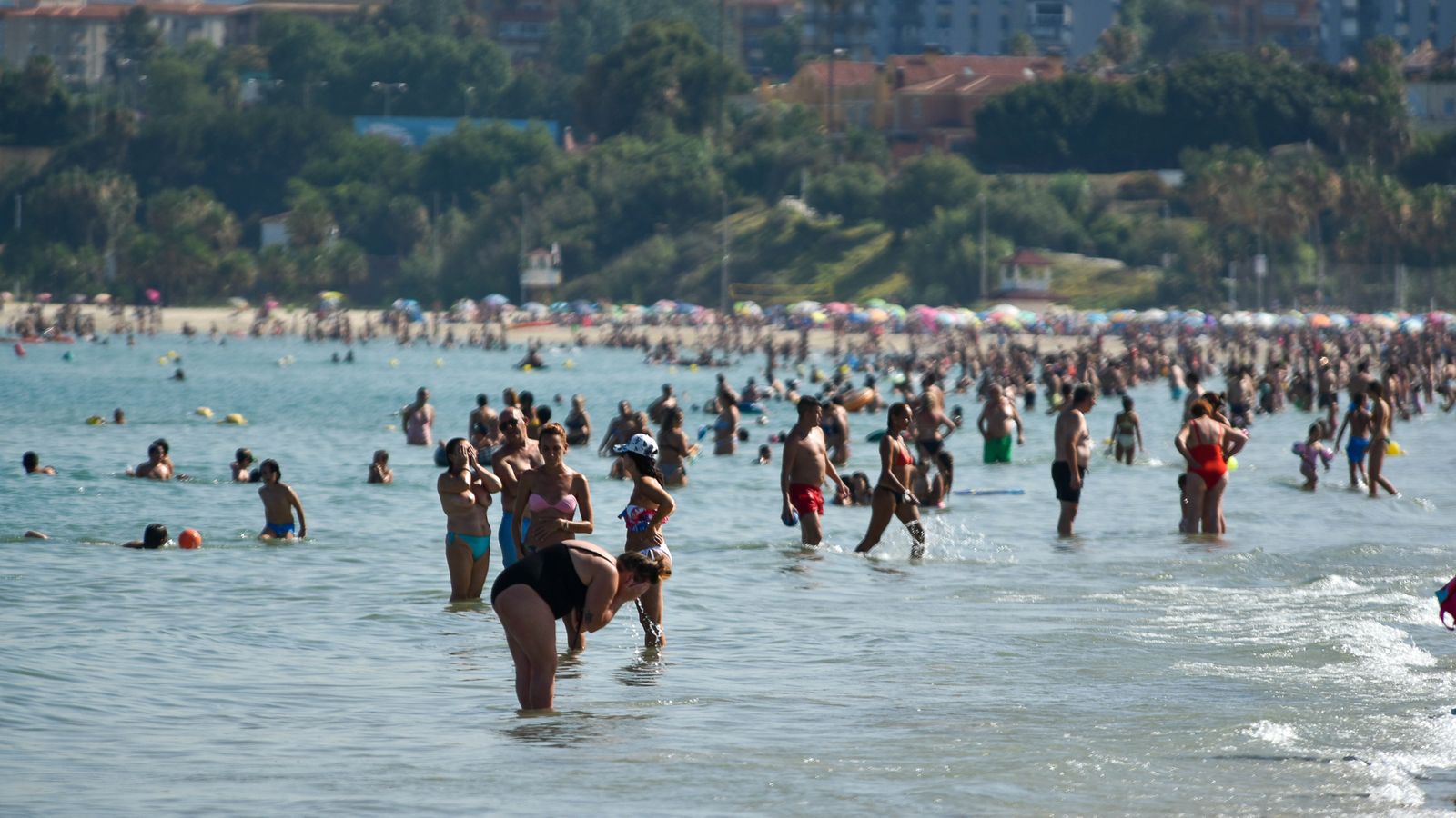 Fotos de la tarde en la playa del El Rinconcillo en plena ola de calor