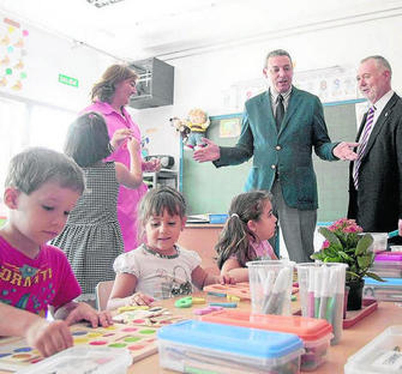 Álvarez de la Chica observa a los niños del colegio de Benahadux.