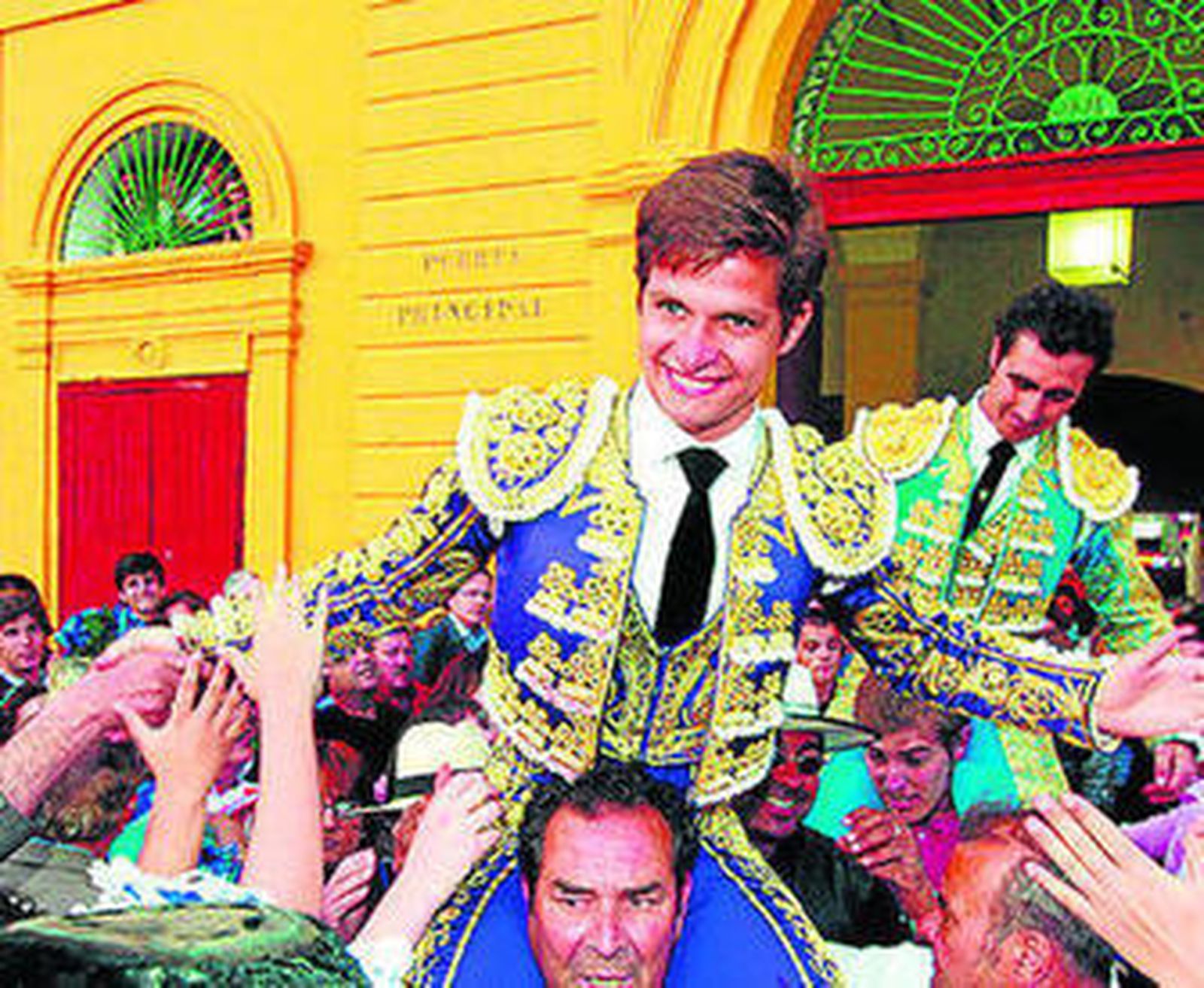 'El Juli', en primer término, abandonando a hombros la plaza de toros de Jerez en 2008.