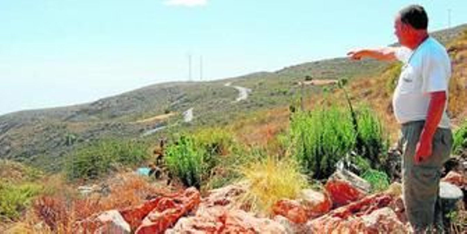 Un vecino explica que sólo se han hecho caminos de acceso para camiones.