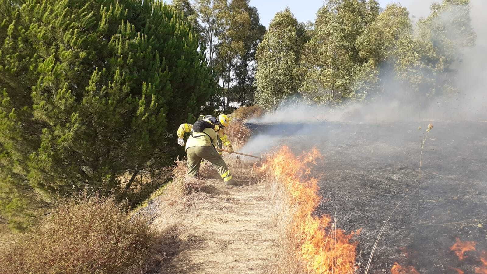 Imagen de las labores de extinción del fuego por efectivos del Infoca.